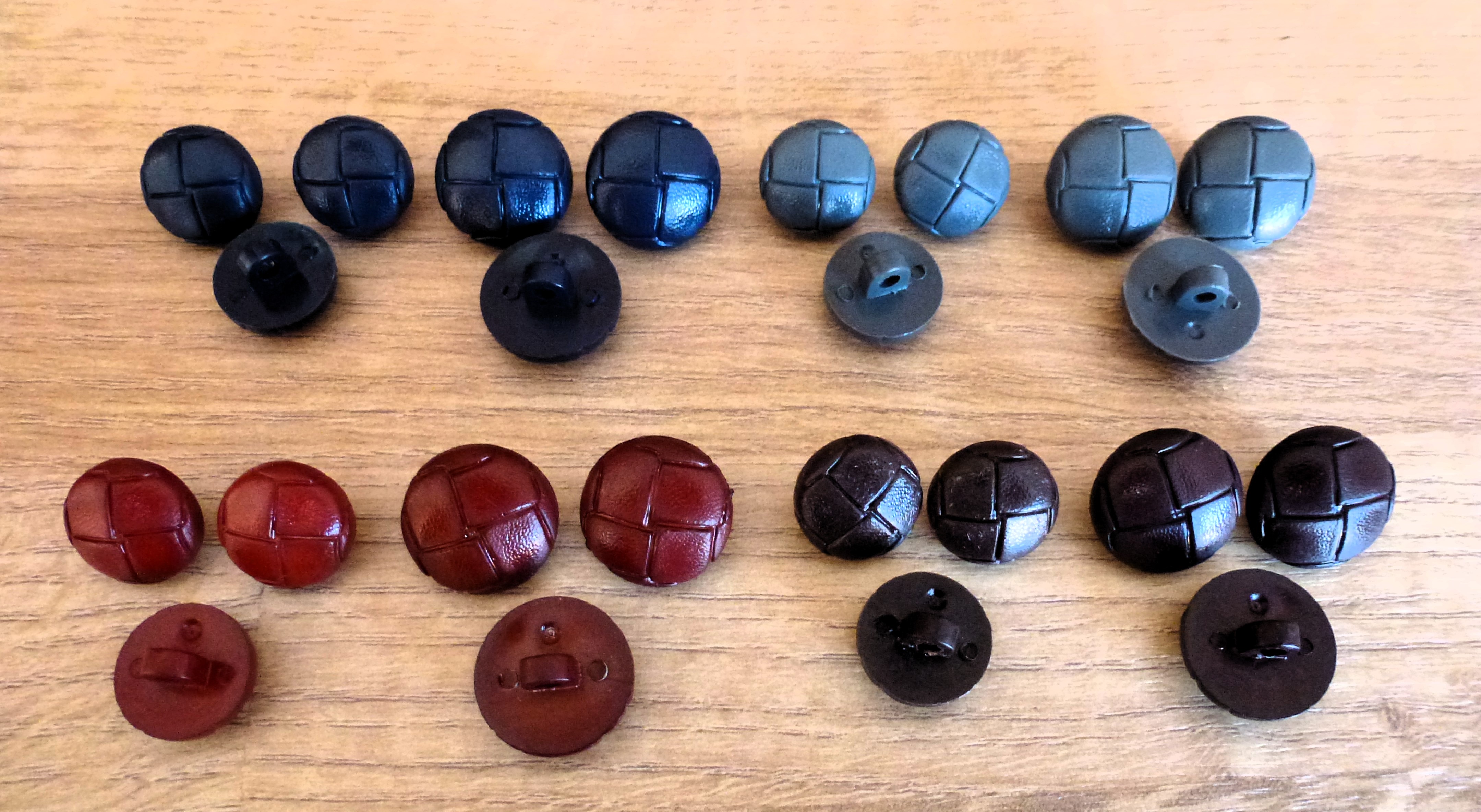 FOOTBALL Style Childrens Buttons 15mm & 18mm