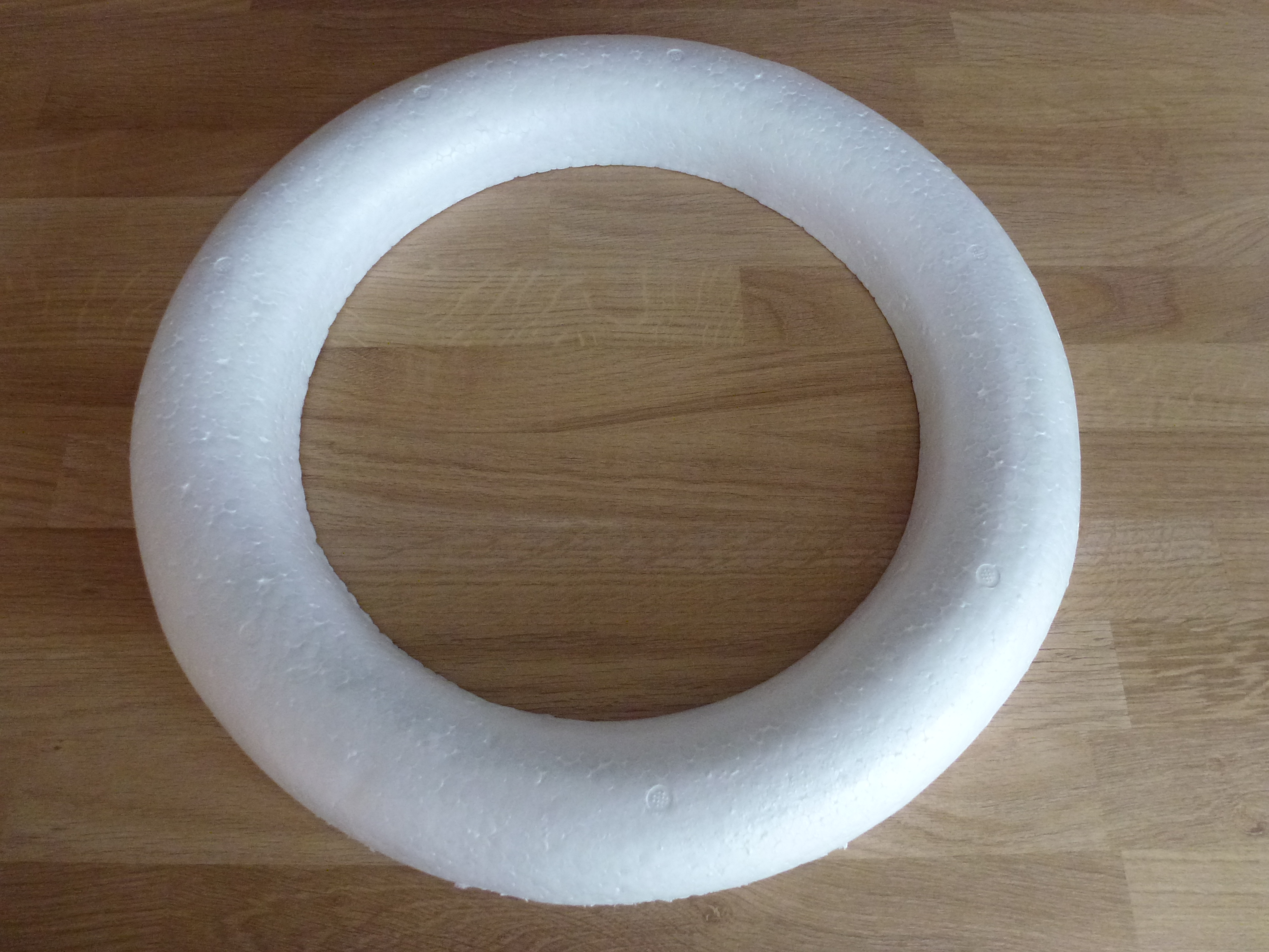 POLYSTYRENE WREATHS / RINGS / BALLS