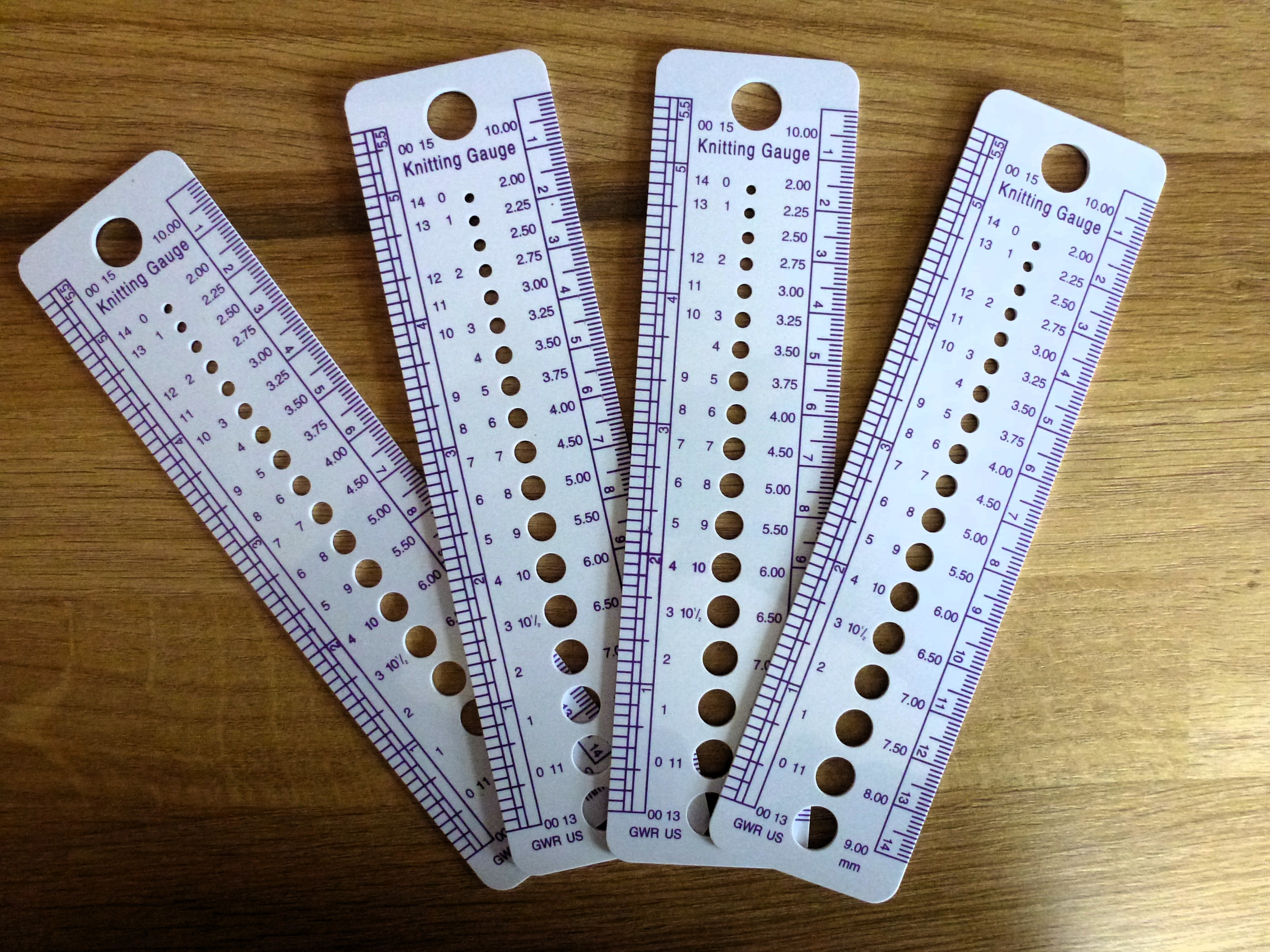 KNITTING NEEDLE GAUGE - With Ruler