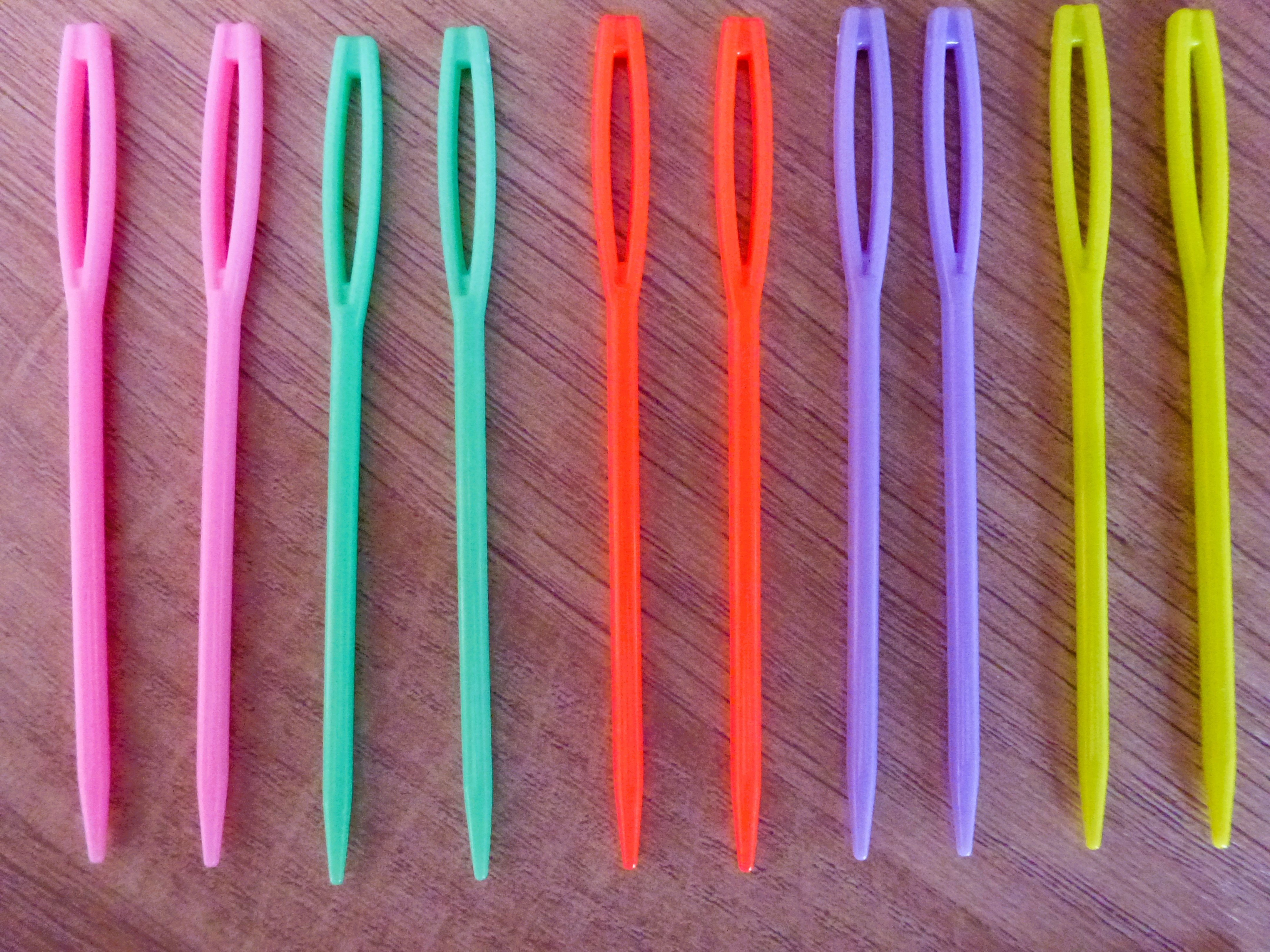 SEW UP NEEDLES Plastic - 3 Sizes in Pack
