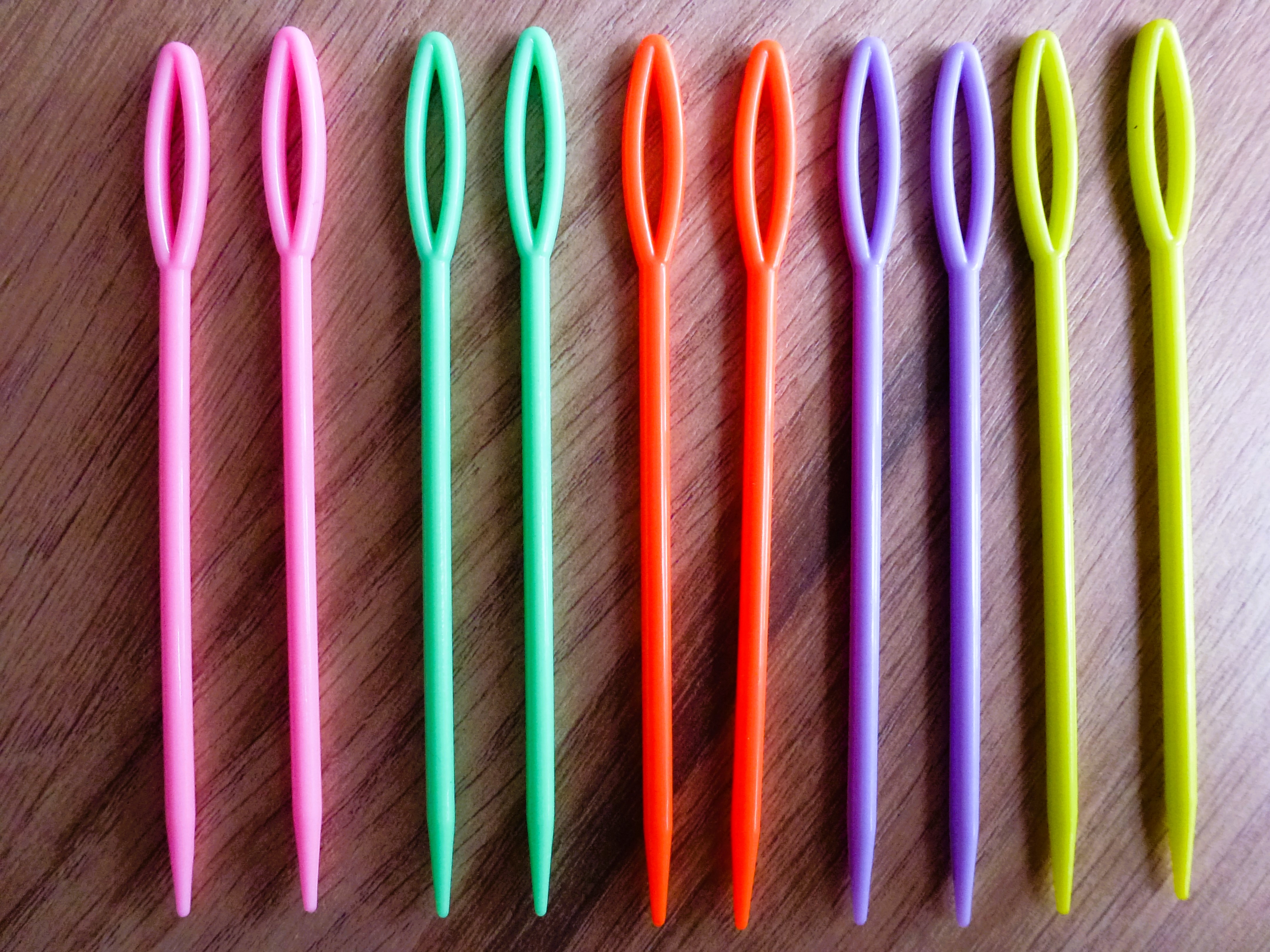 SEW UP NEEDLES Plastic - 3 Sizes in Pack