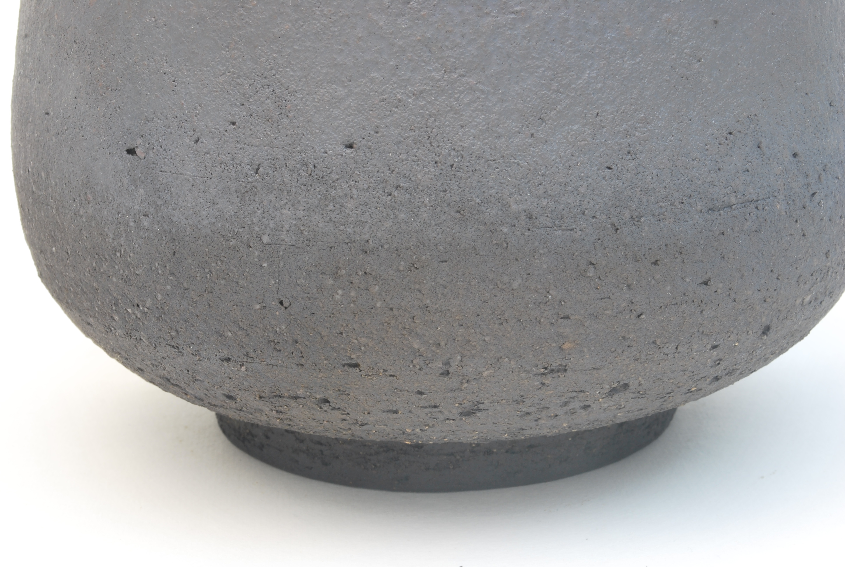 Grès noir mat pierreux