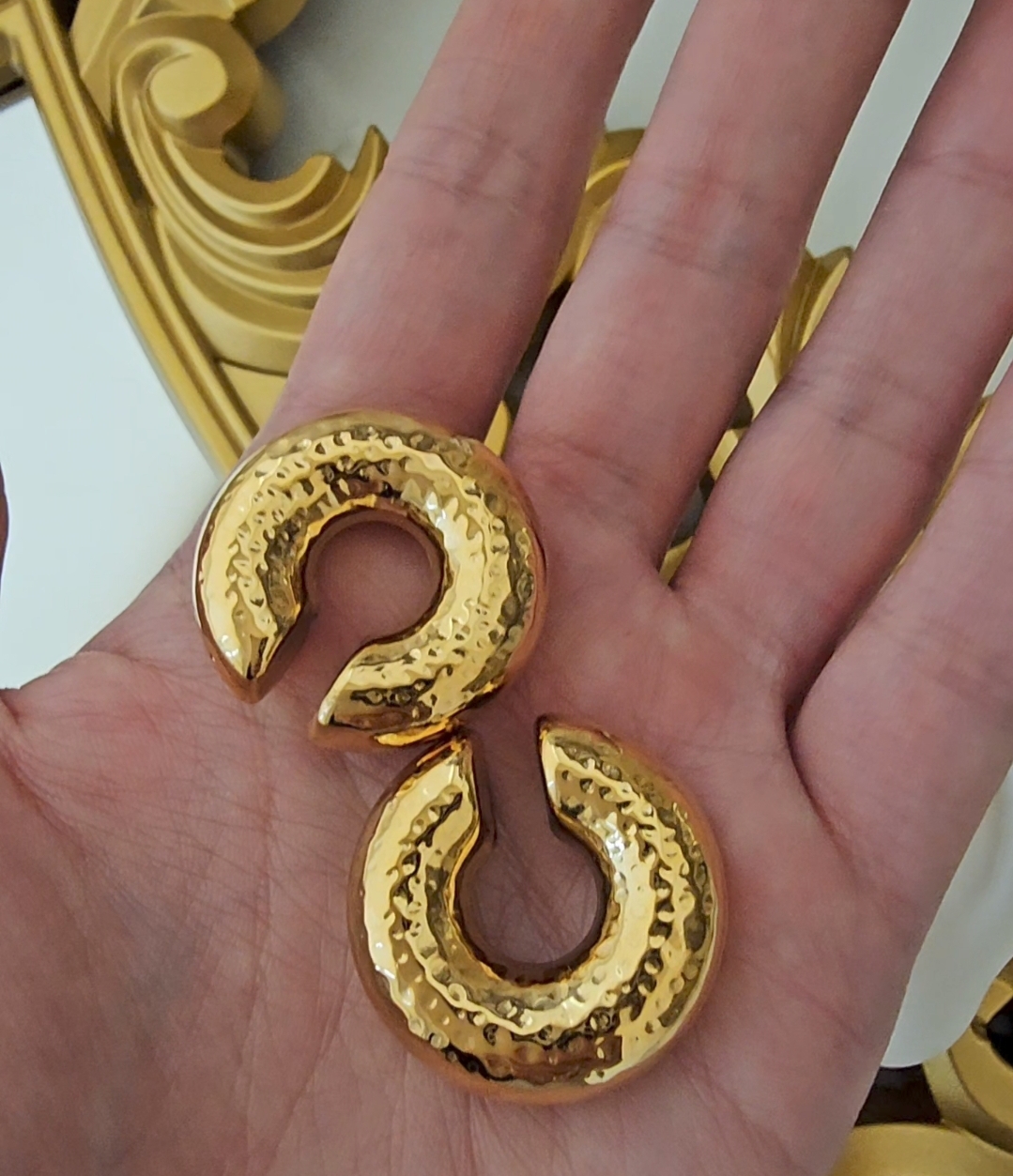 PITTED CHUNKY EAR CUFF