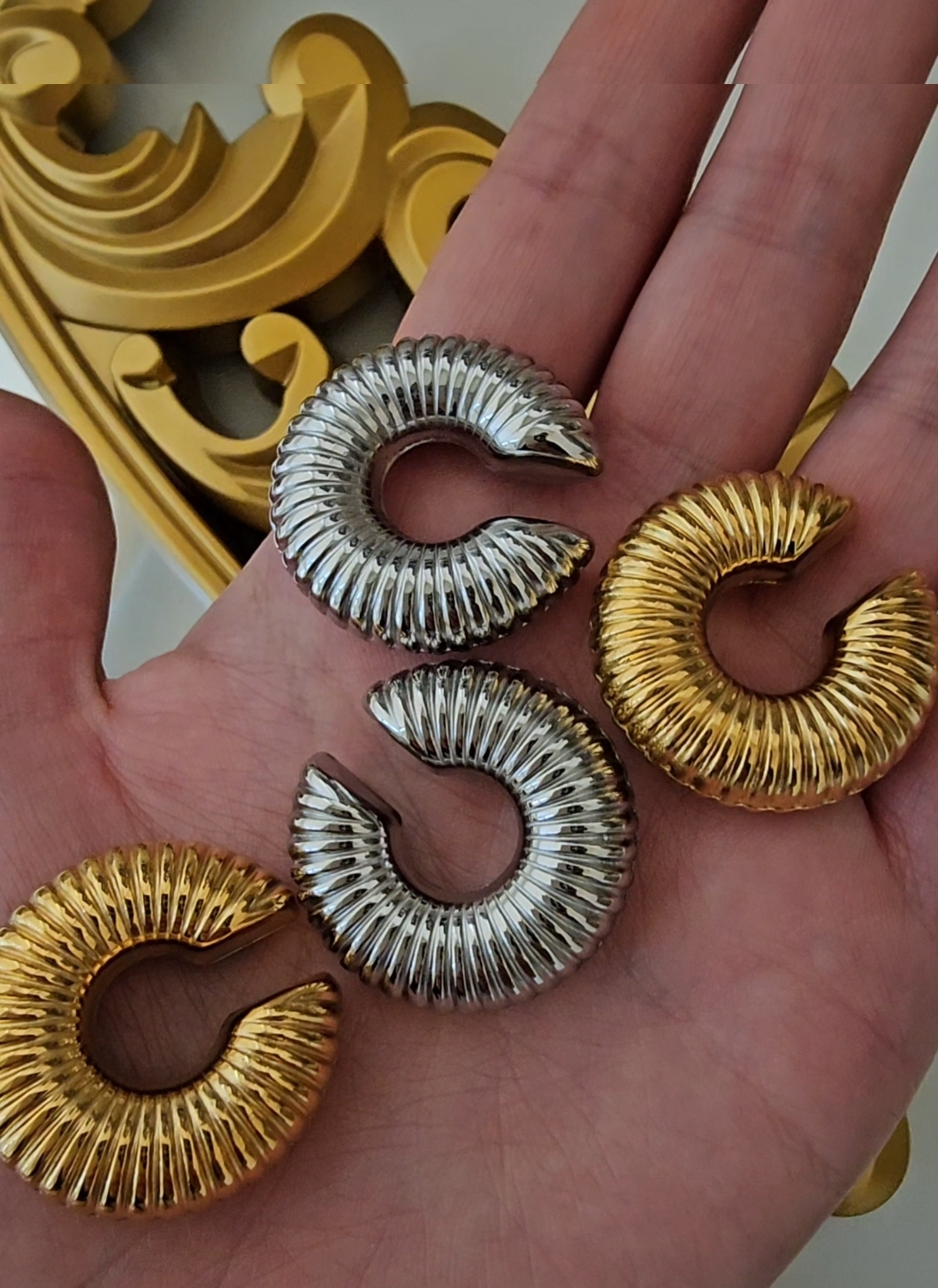 SEASHELL CHUNKY EAR CUFFS