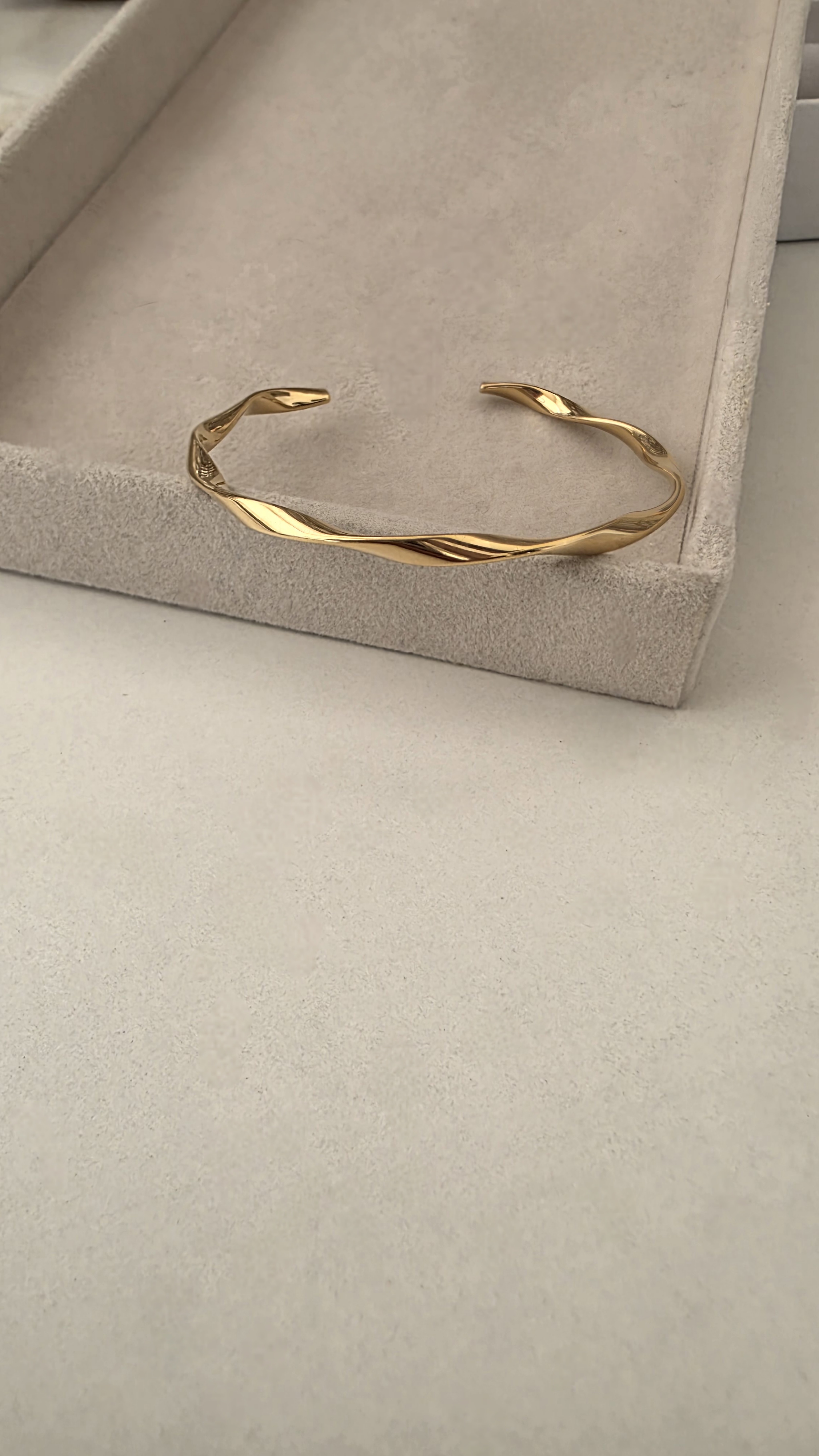Twist bangle 