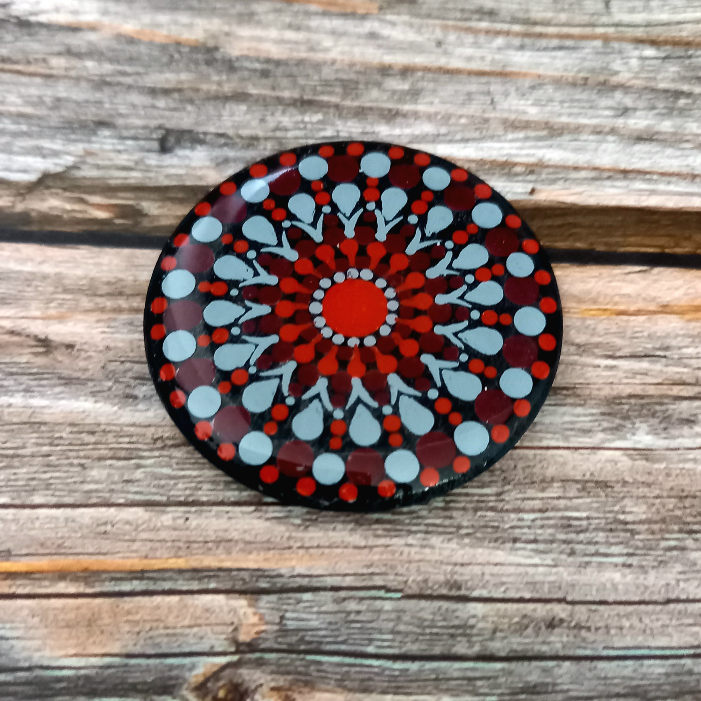 Magnet gris-bleu et rouge