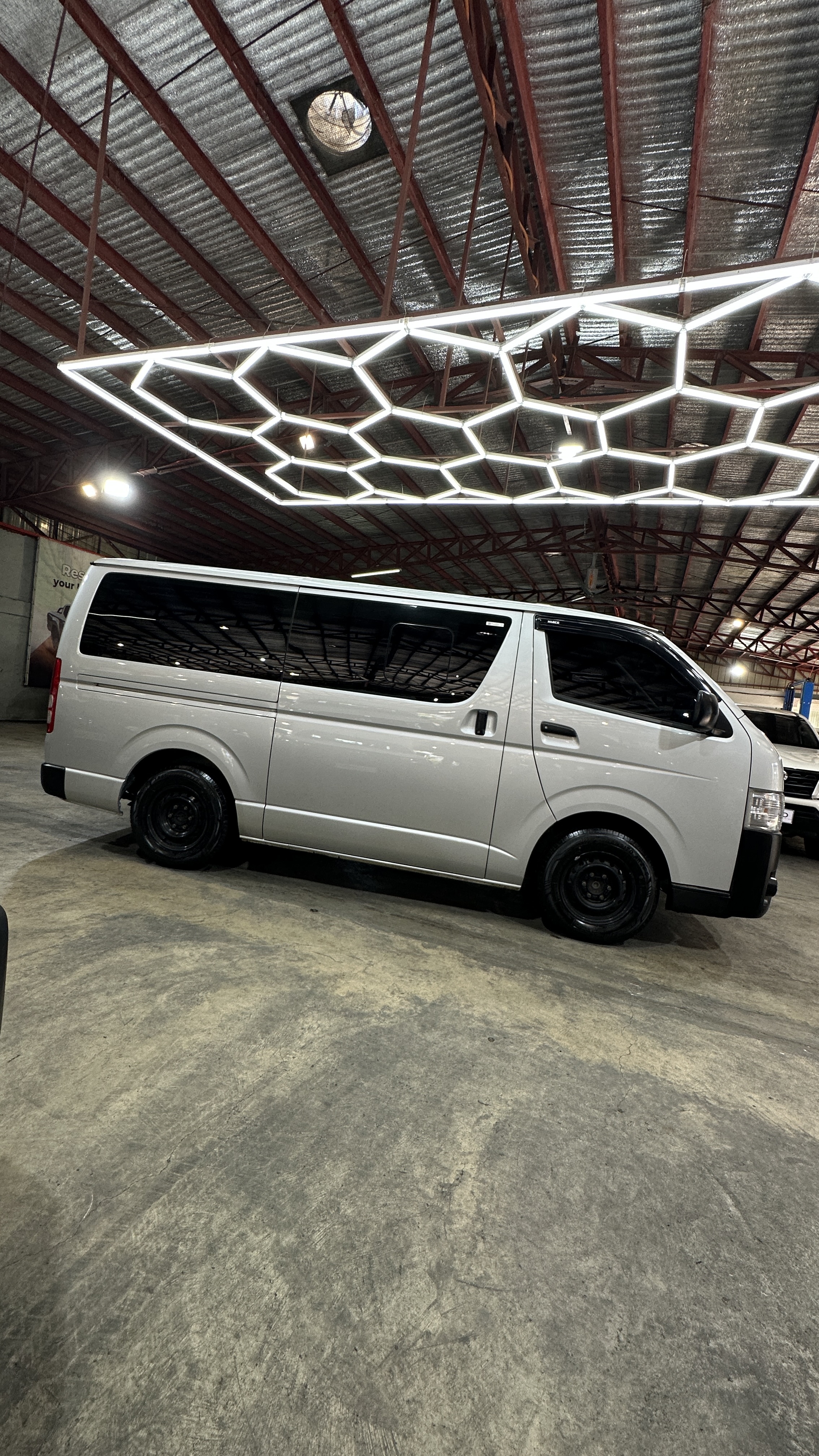 2024 Toyota Hiace Commuter 3.0 MT