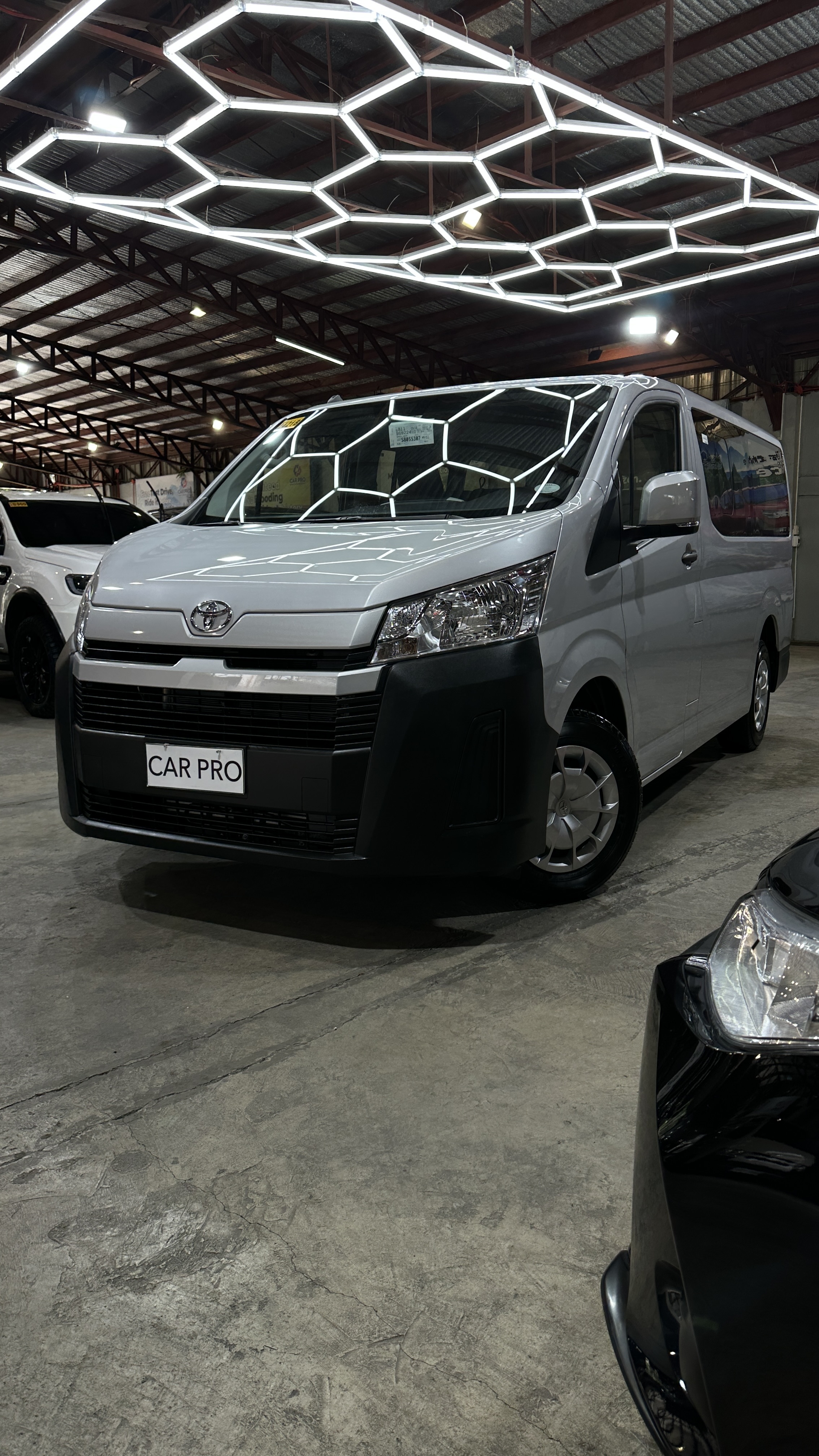 2025 Toyota Hiace Commuter Deluxe 2.8 MT