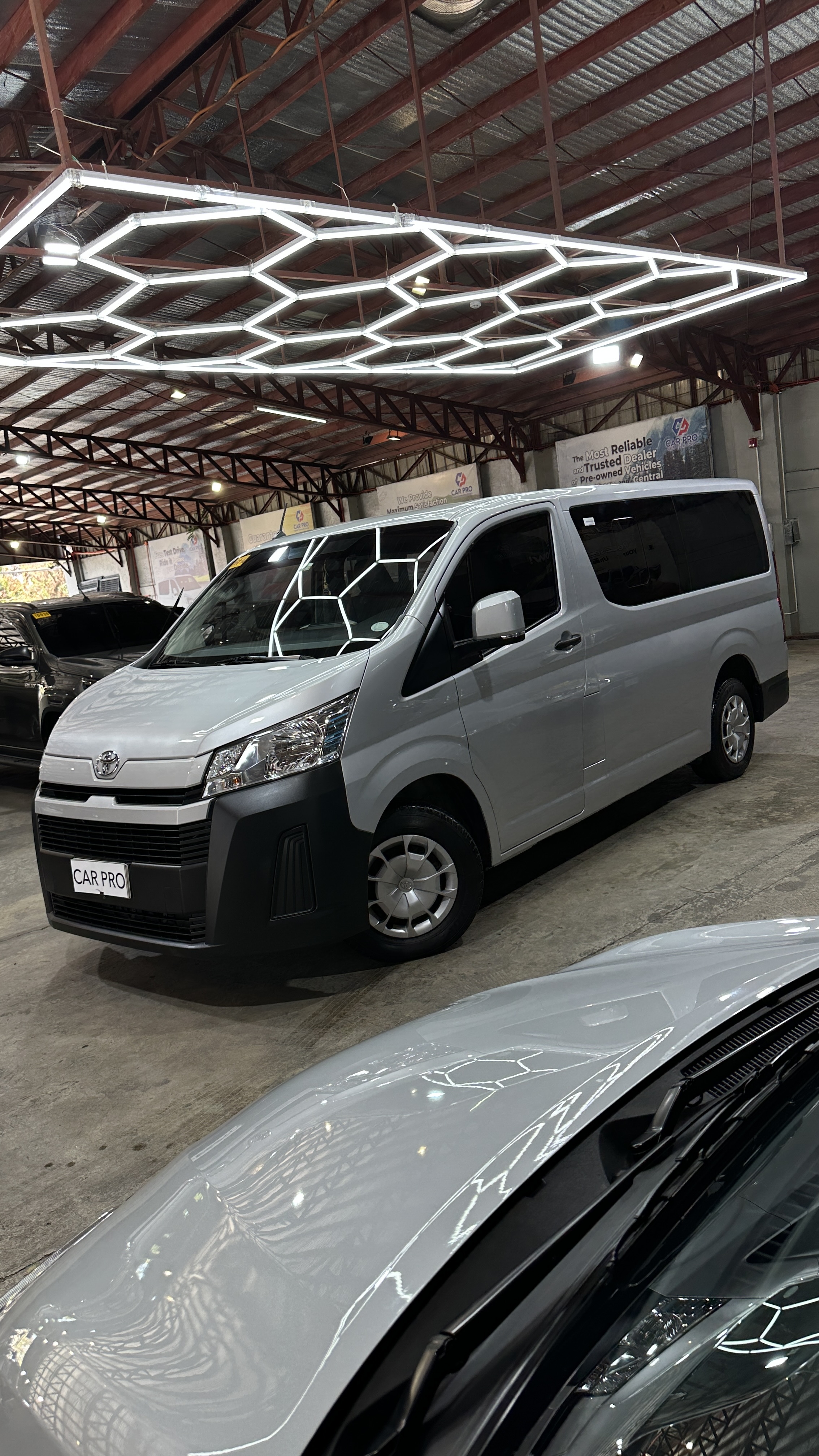 2024 Toyota Hiace Commuter Deluxe 2.8 MT