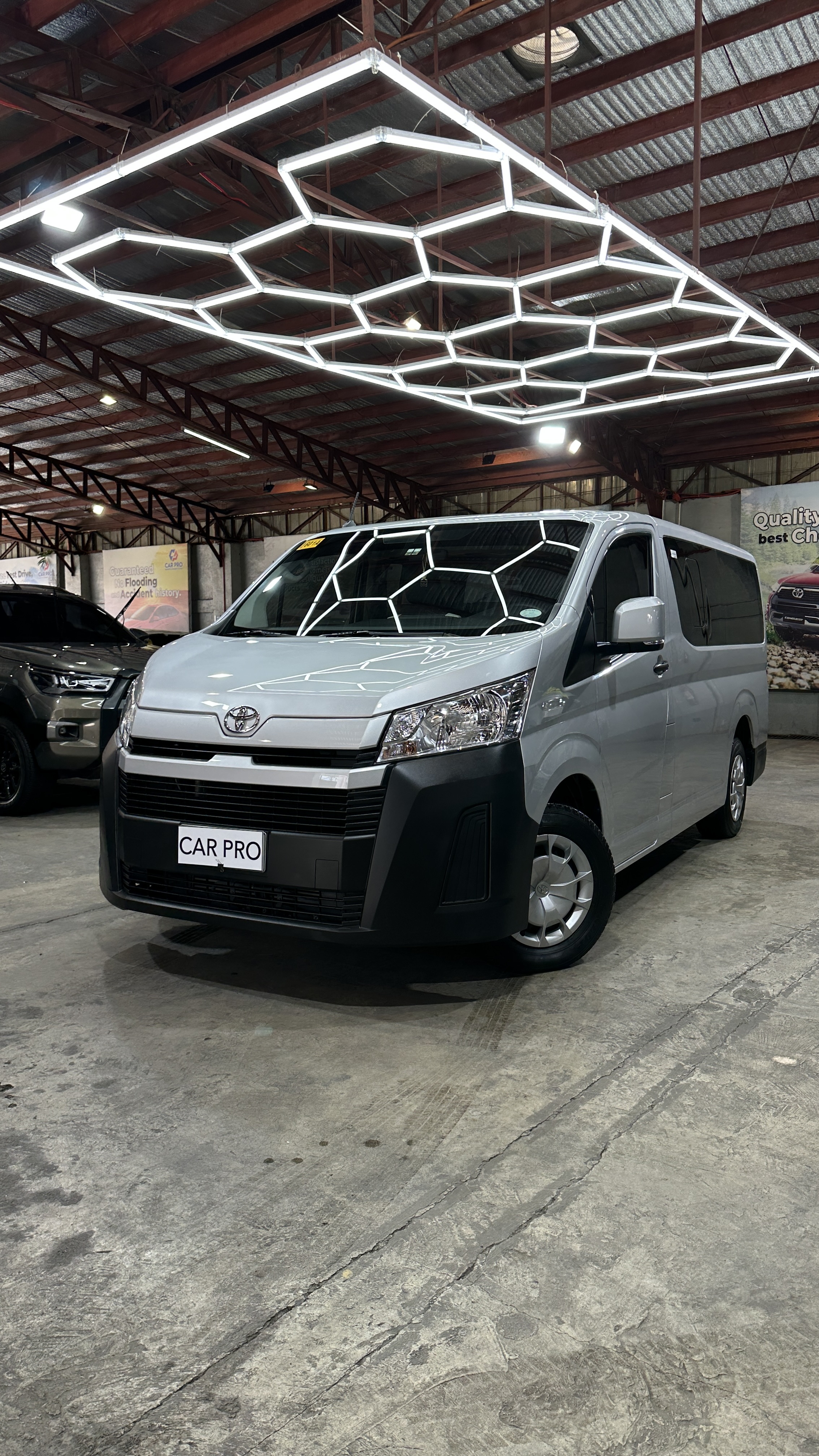 2024 Toyota Hiace Commuter Deluxe 2.8 MT