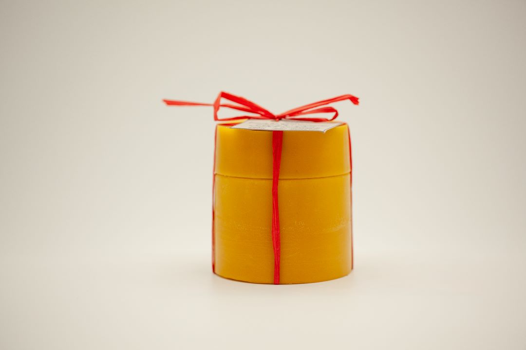 Laukinių vasaros pievų medus su lipčiumi vaško indelyje