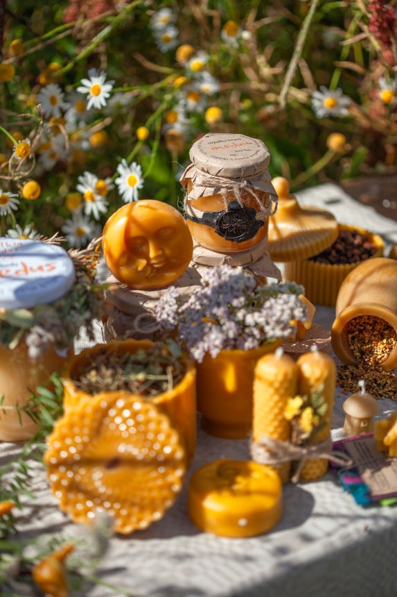 Pavasario žiedų ir laukinių vasaros pievų medus