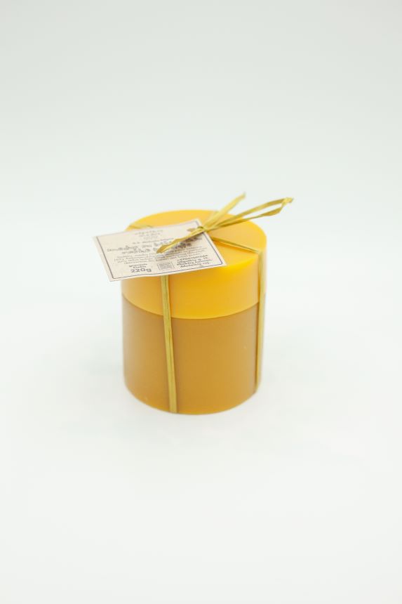 Medus su bičių pikiu vaško indelyje