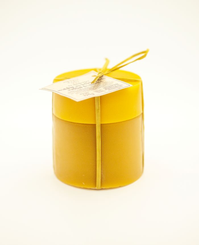 Medus su bičių pikiu vaško indelyje