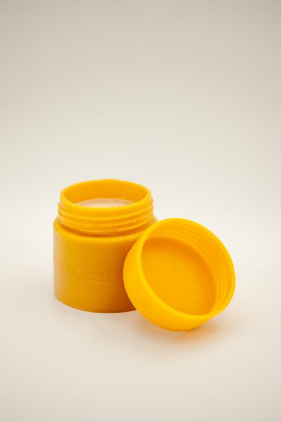 Medus su bičių pikiu vaško indelyje