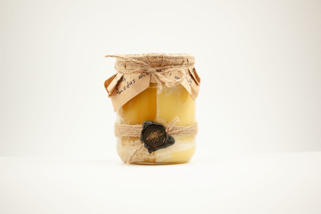 Pavasario žiedų ir laukinių vasaros pievų medus