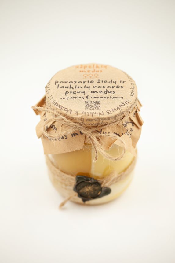 Pavasario žiedų ir laukinių vasaros pievų medus