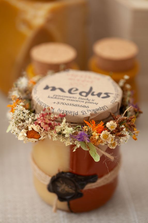 Pavasario žiedų ir laukinių vasaros pievų medus