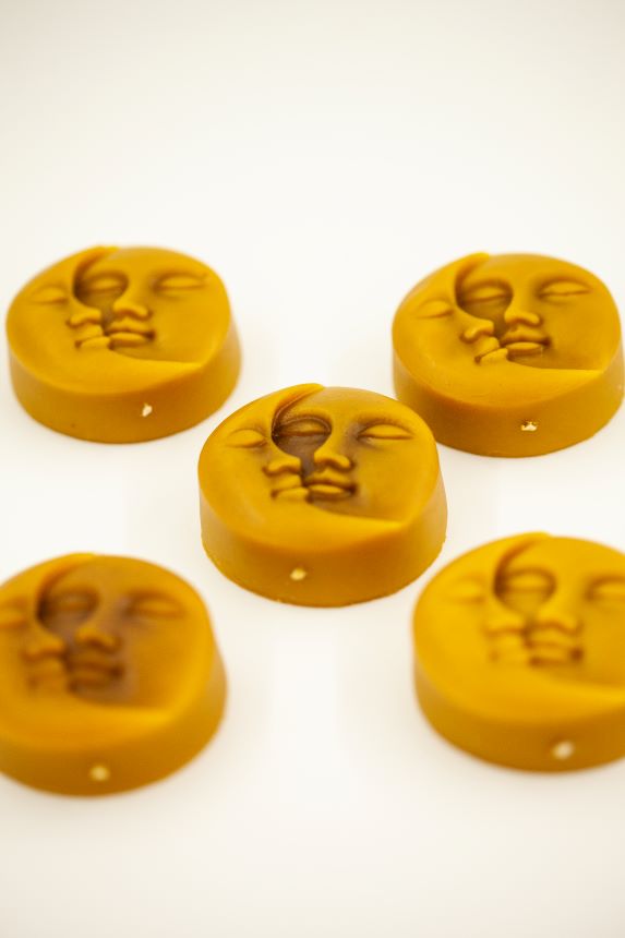 Bičių vaško žvakė „Saulės ir mėnulio apsikabinimas“ 