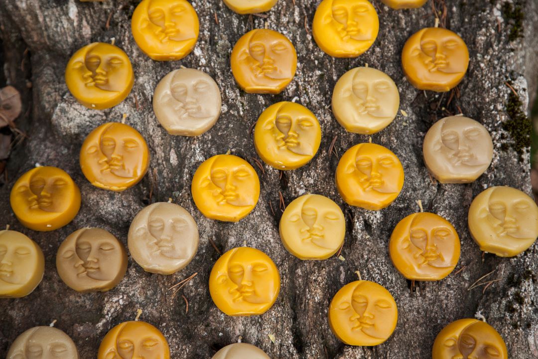 Bičių vaško žvakė „Saulės ir mėnulio apsikabinimas“ 