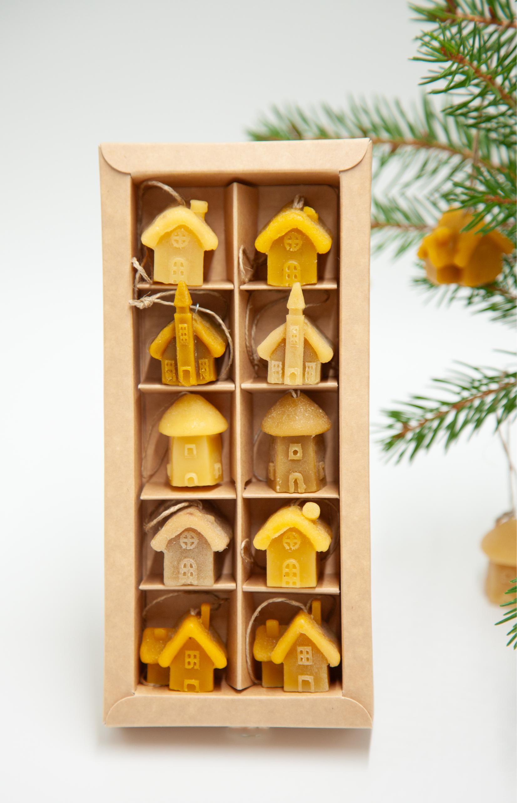 Bičių vaško žaisliukų rinkinys „Kalėdinis miestelis“ 