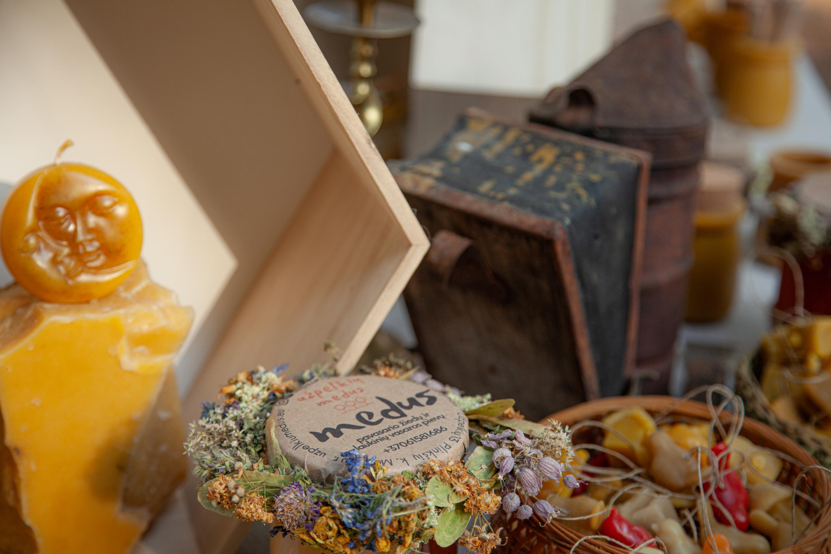 Pavasario žiedų ir laukinių vasaros pievų medus