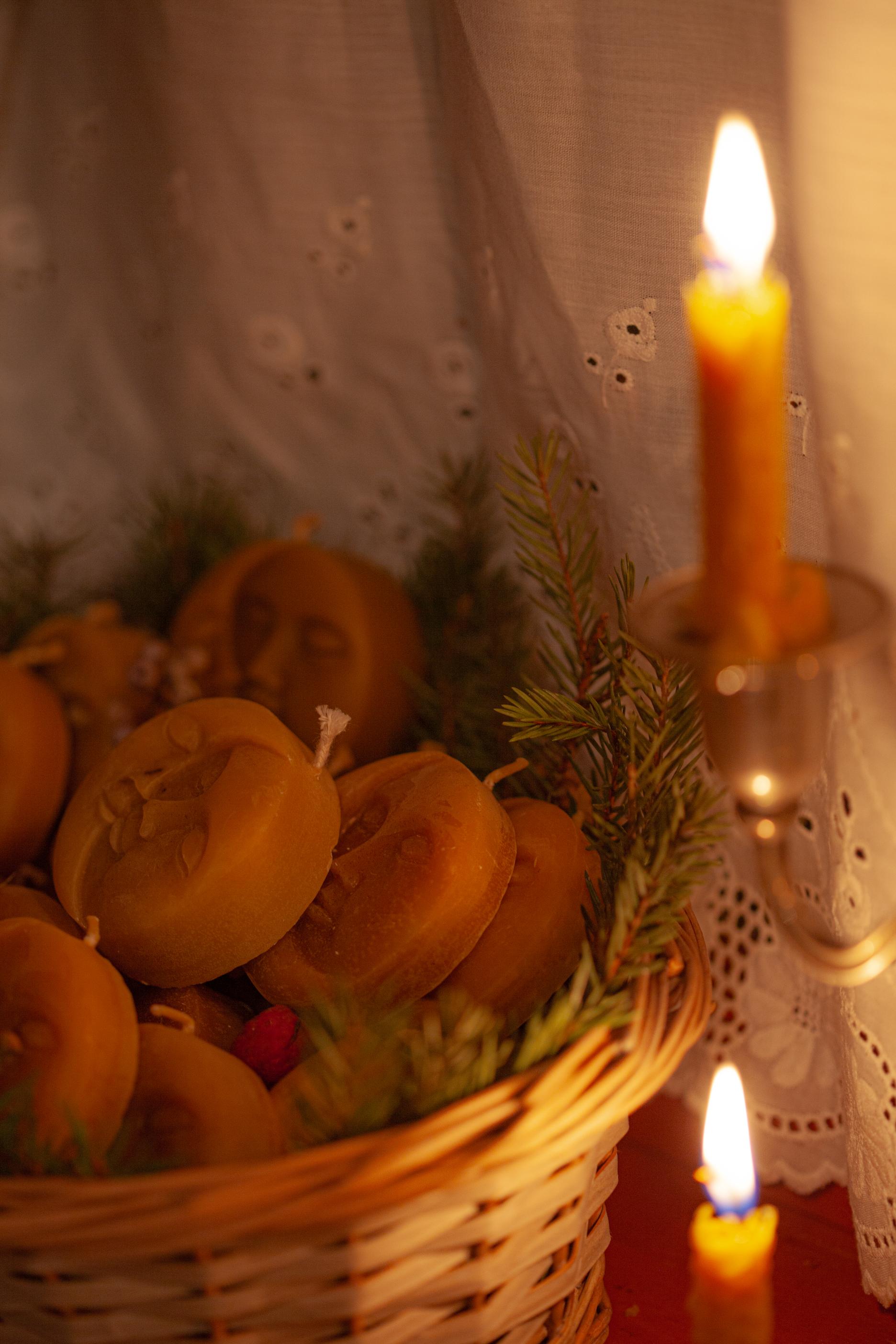 Bičių vaško žvakė „Saulės ir mėnulio apsikabinimas“ 