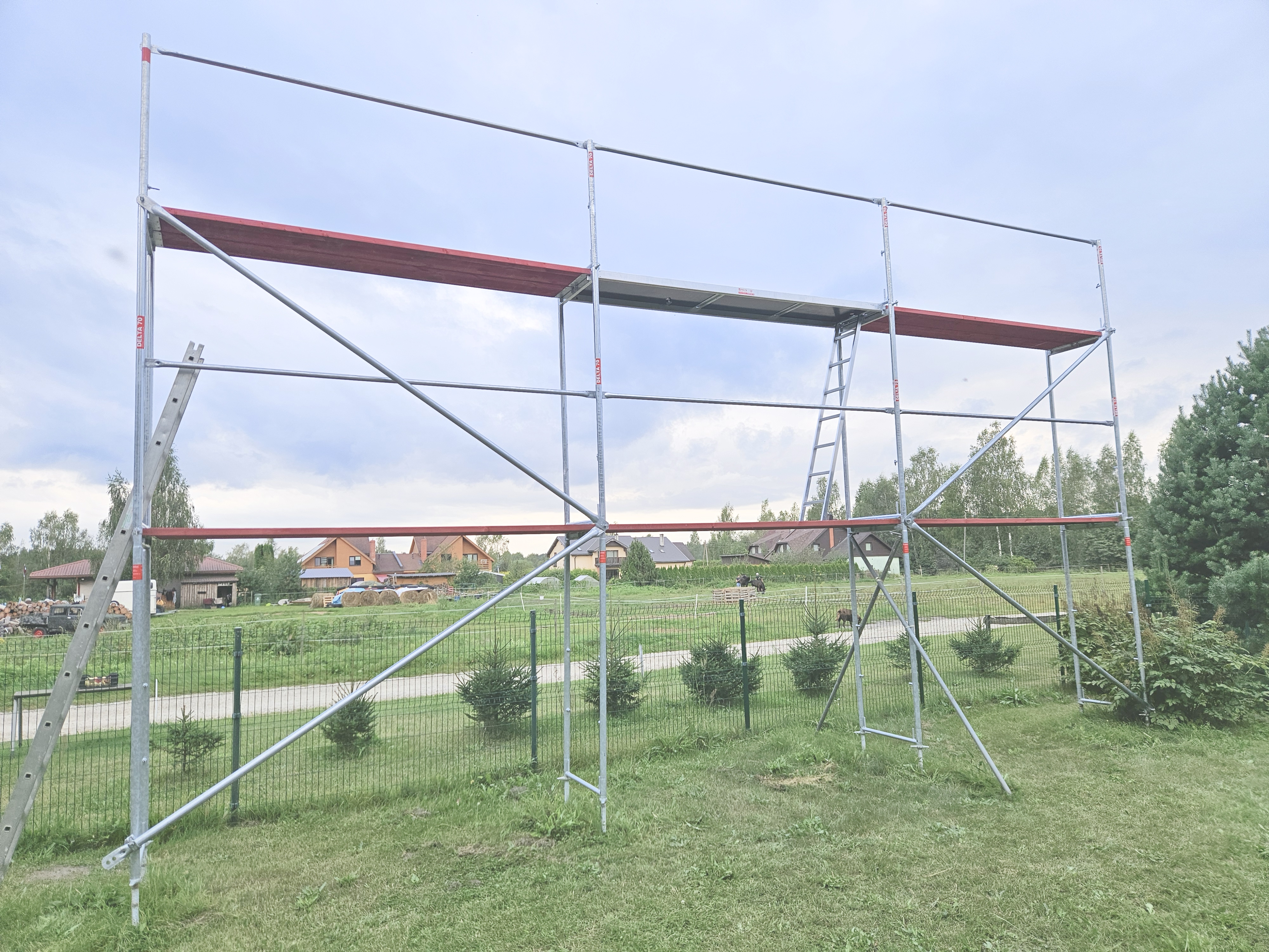 Tērauda sastatnes 9x4,8m ar koka klājiem