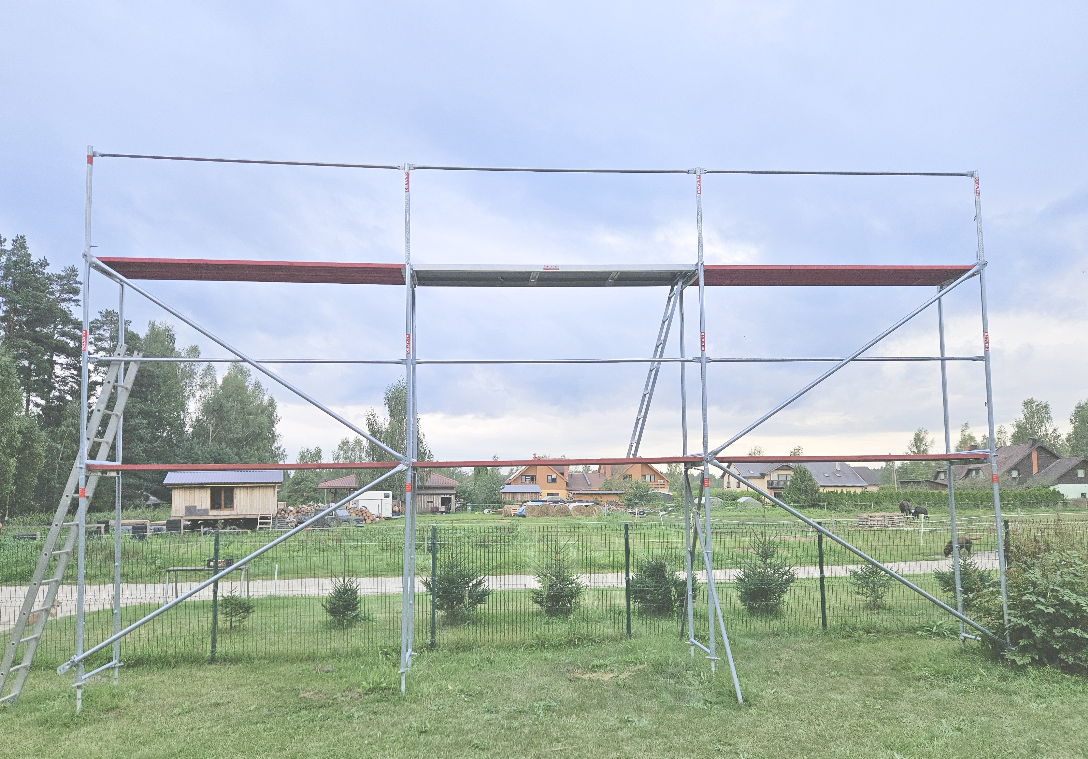Tērauda sastatnes 9x4,8m ar koka klājiem