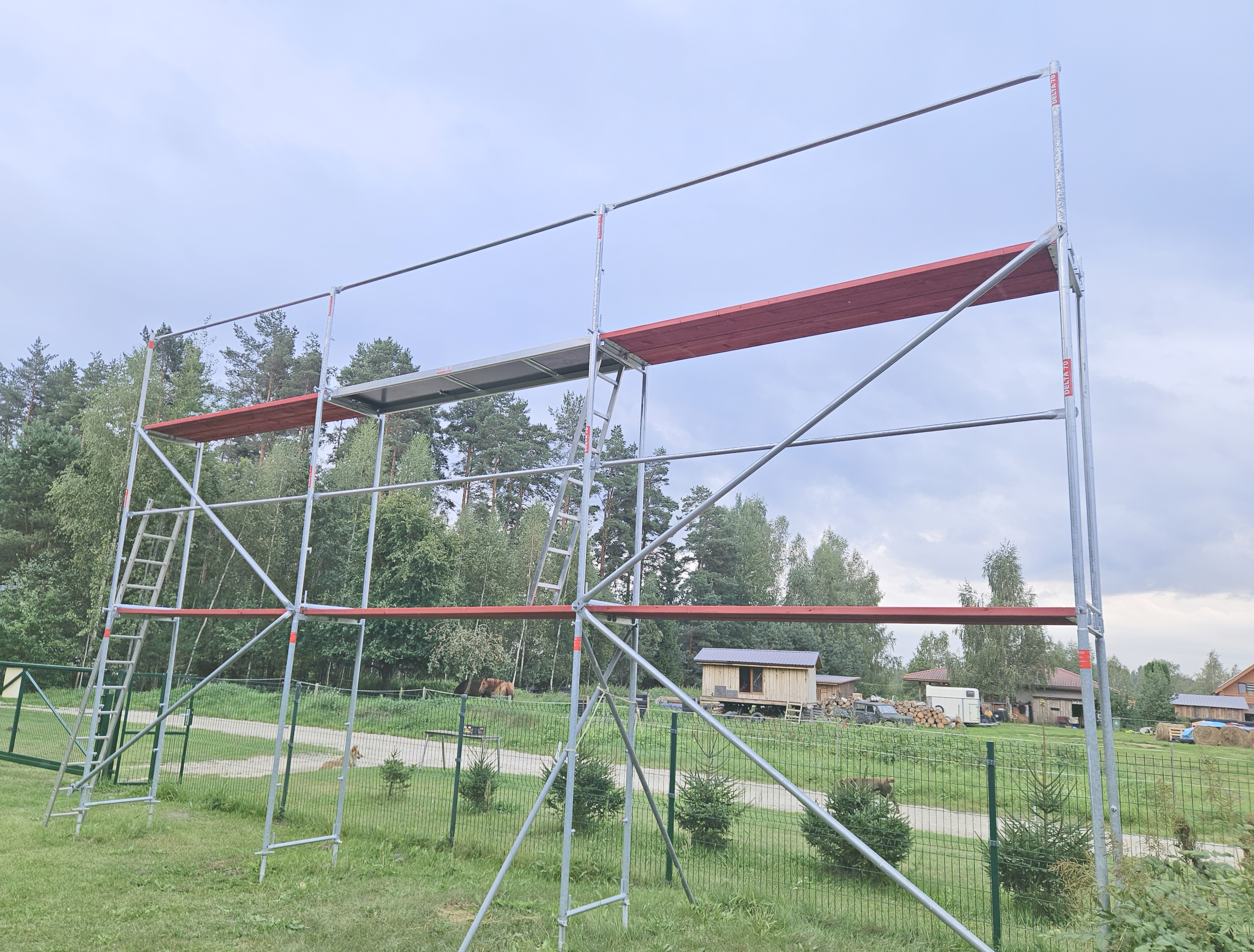 Tērauda sastatnes 9x4,8m ar koka klājiem