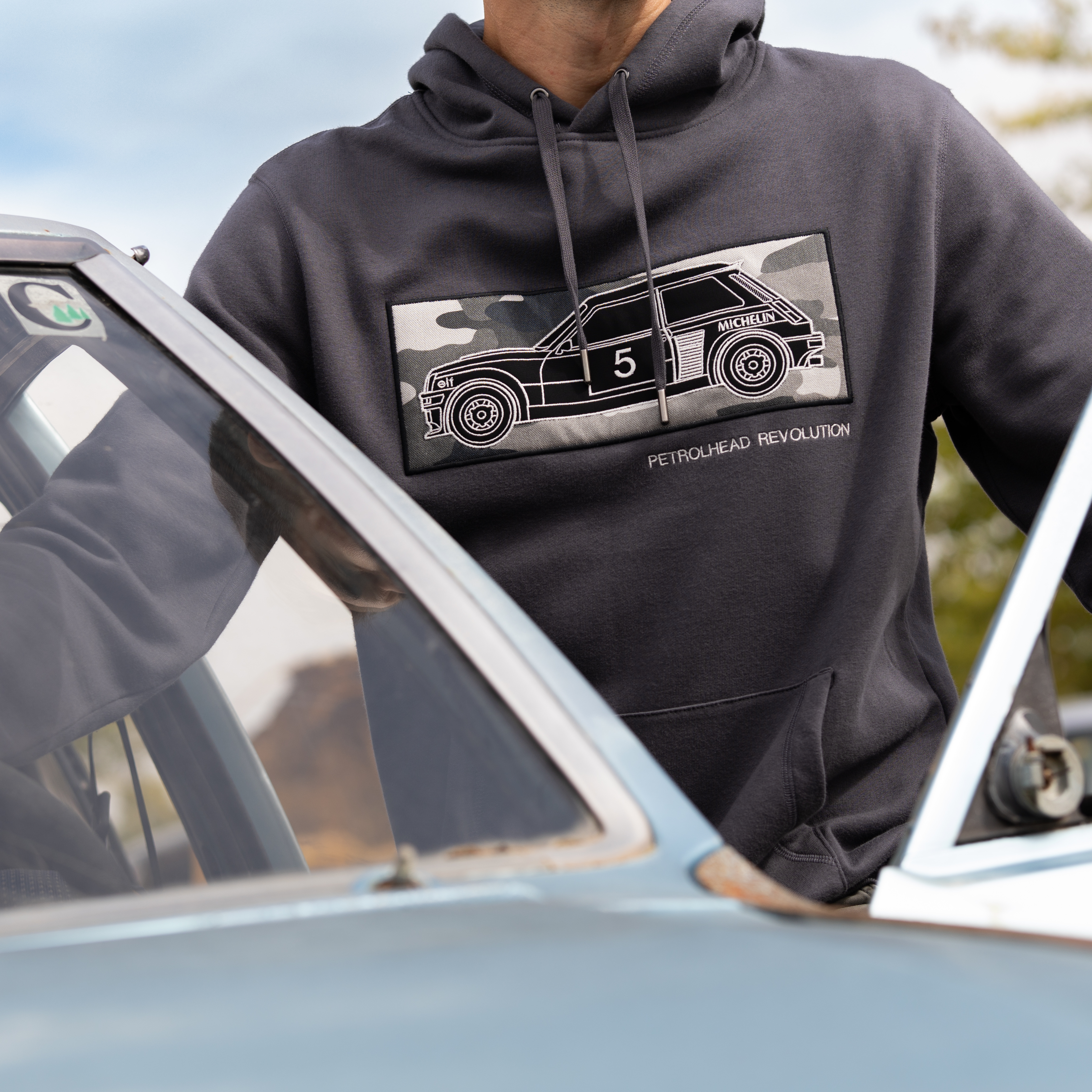 Renault 5 turbo (gris-camuflaje) con capucha
