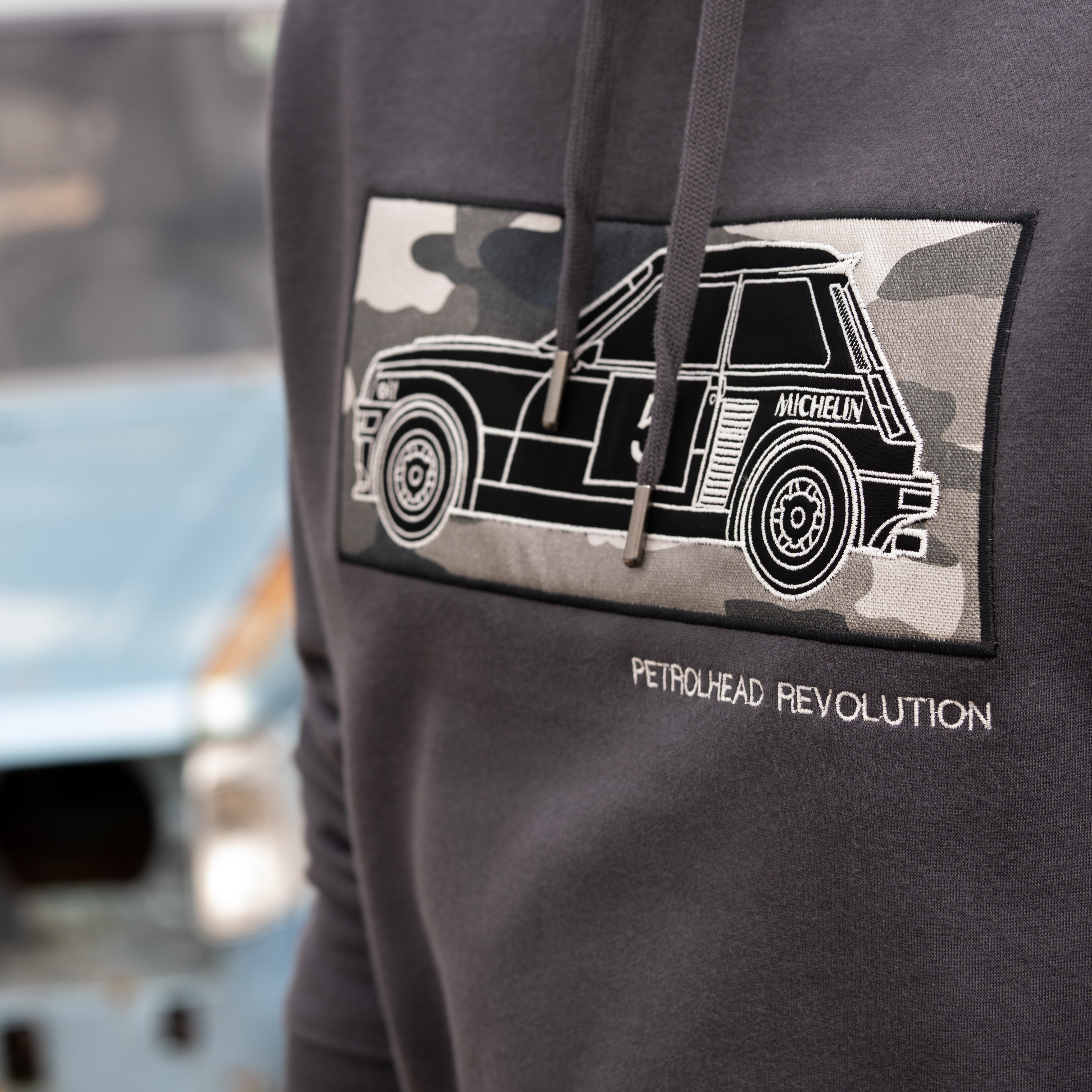 Renault 5 turbo (gris-camuflaje) con capucha