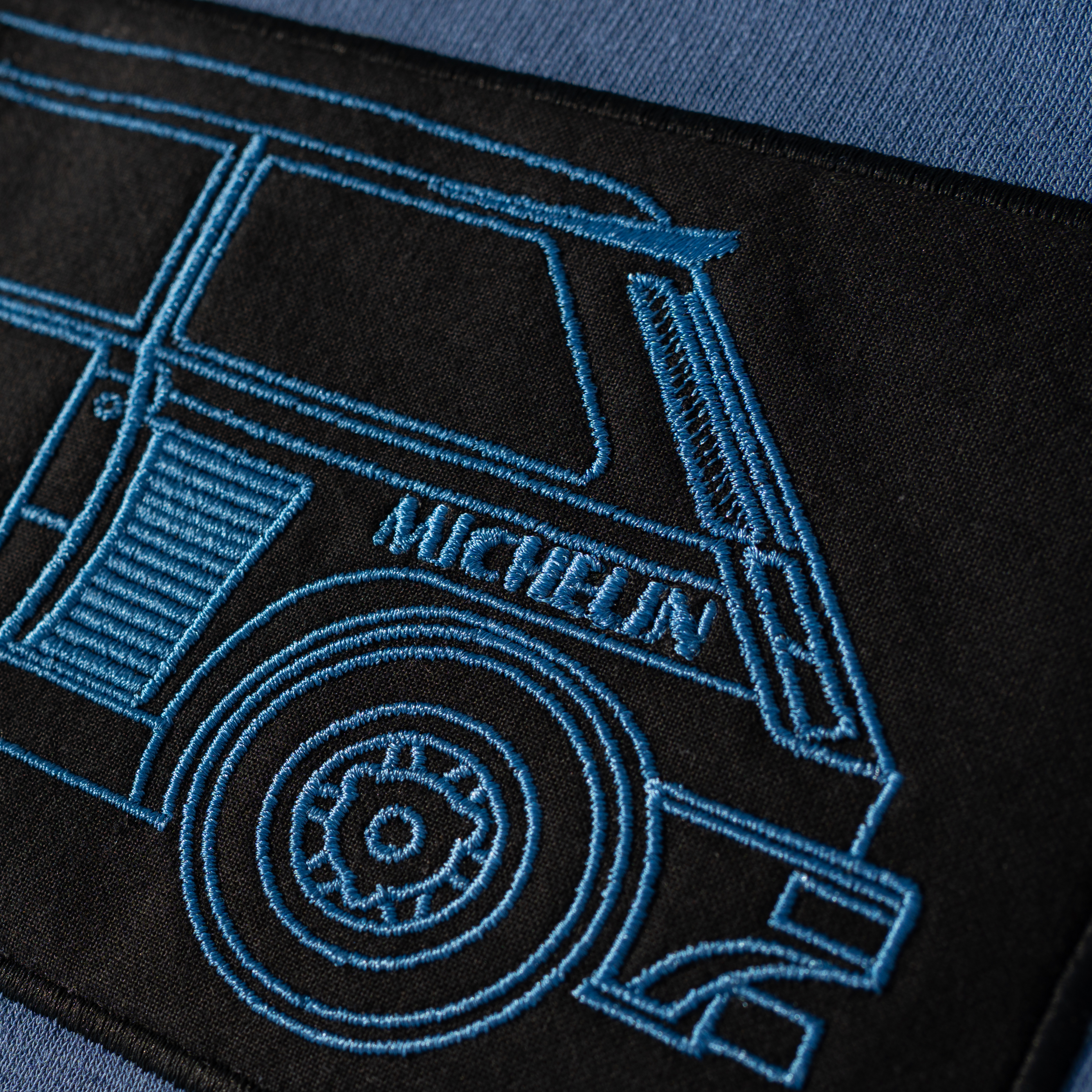 Renault 5 Turbo (azul-negro) con capucha