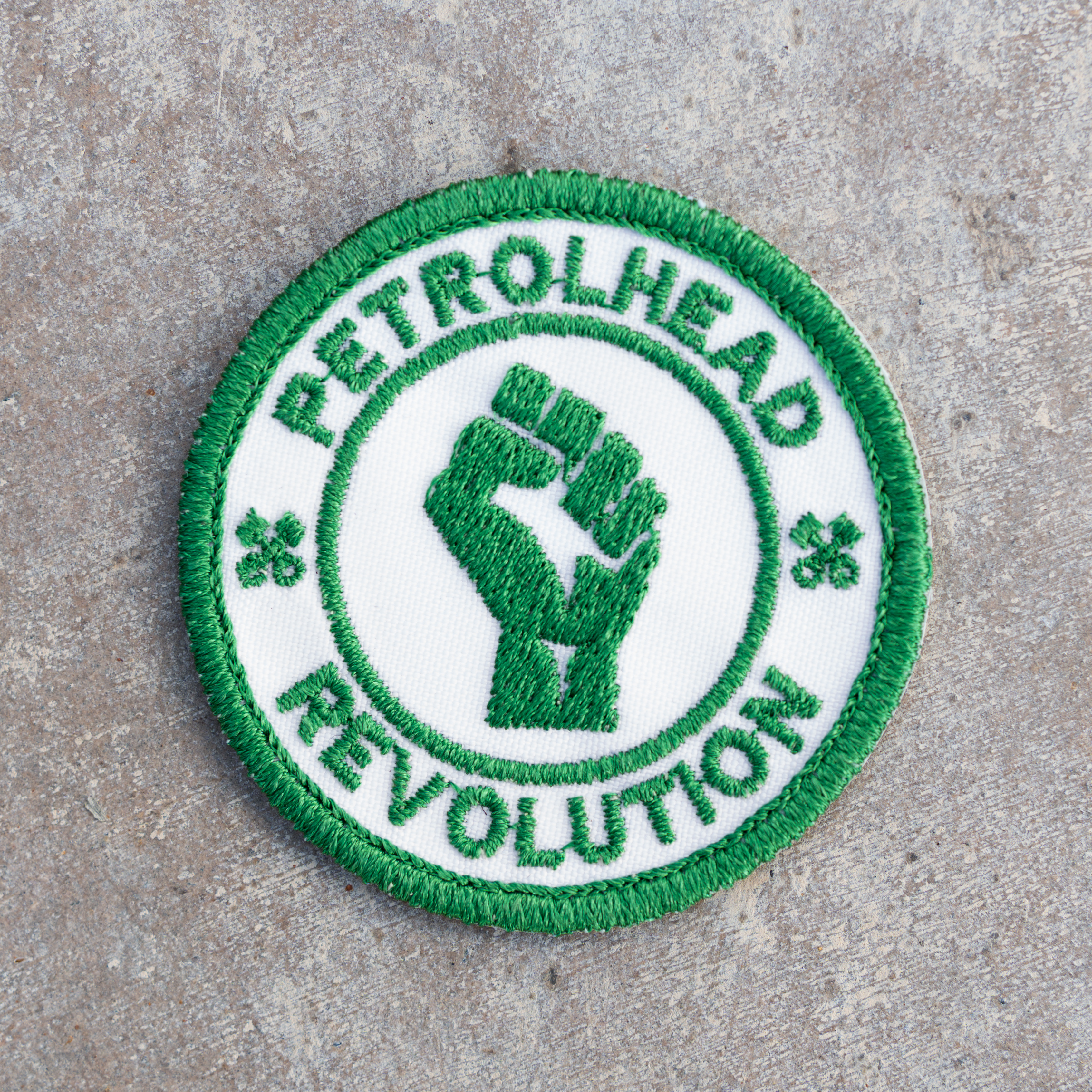Parche adhesivo verde y blanco