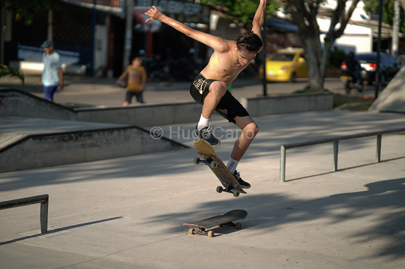 Joven practicando skateboard