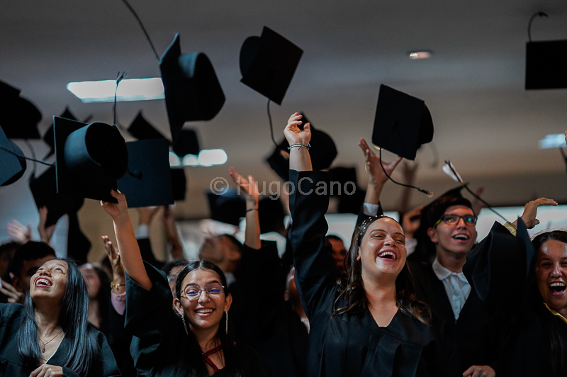 Estudiantes graduándose 