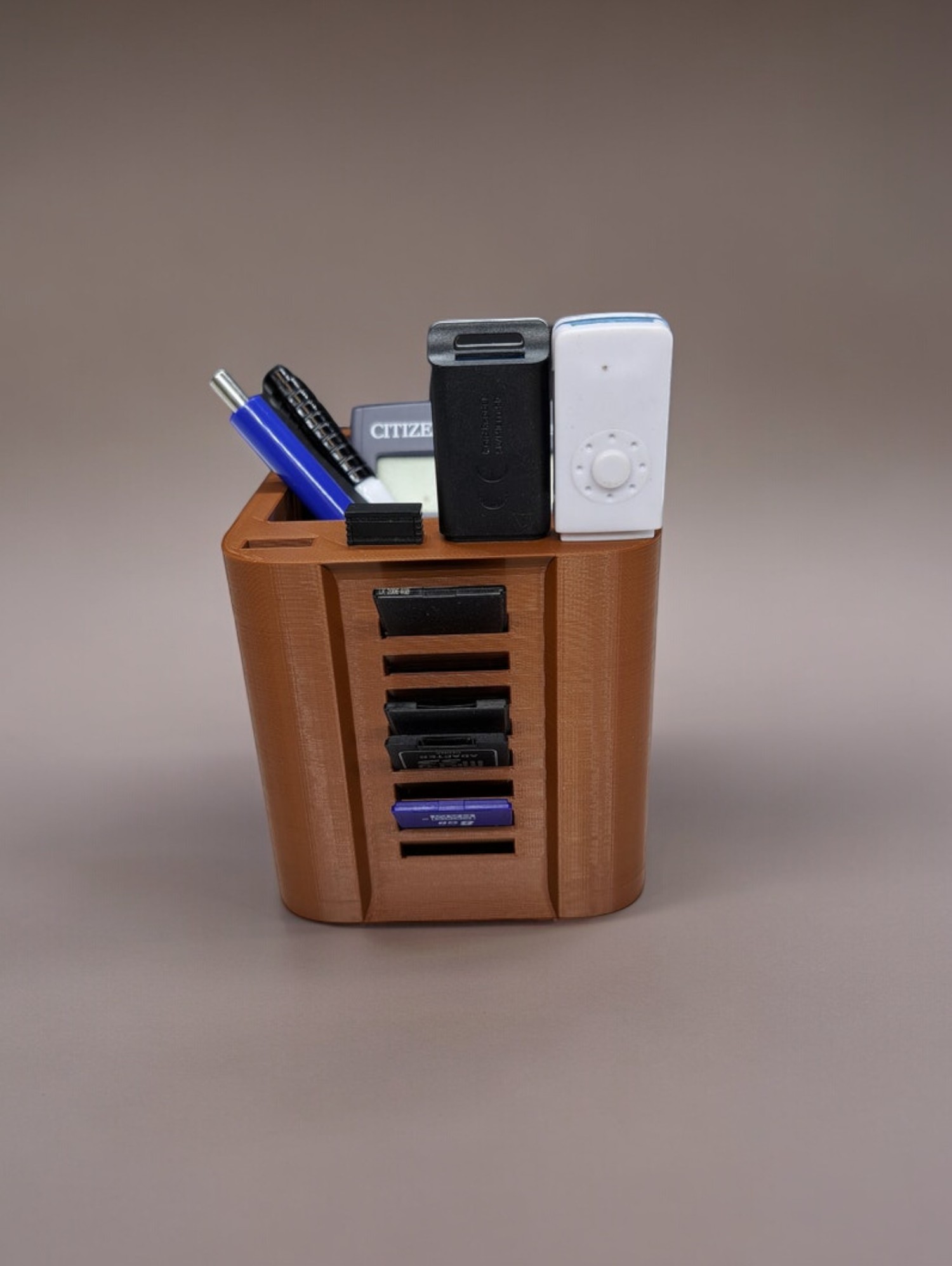 Rašiklių, USB ir SD kortelių laikiklis
