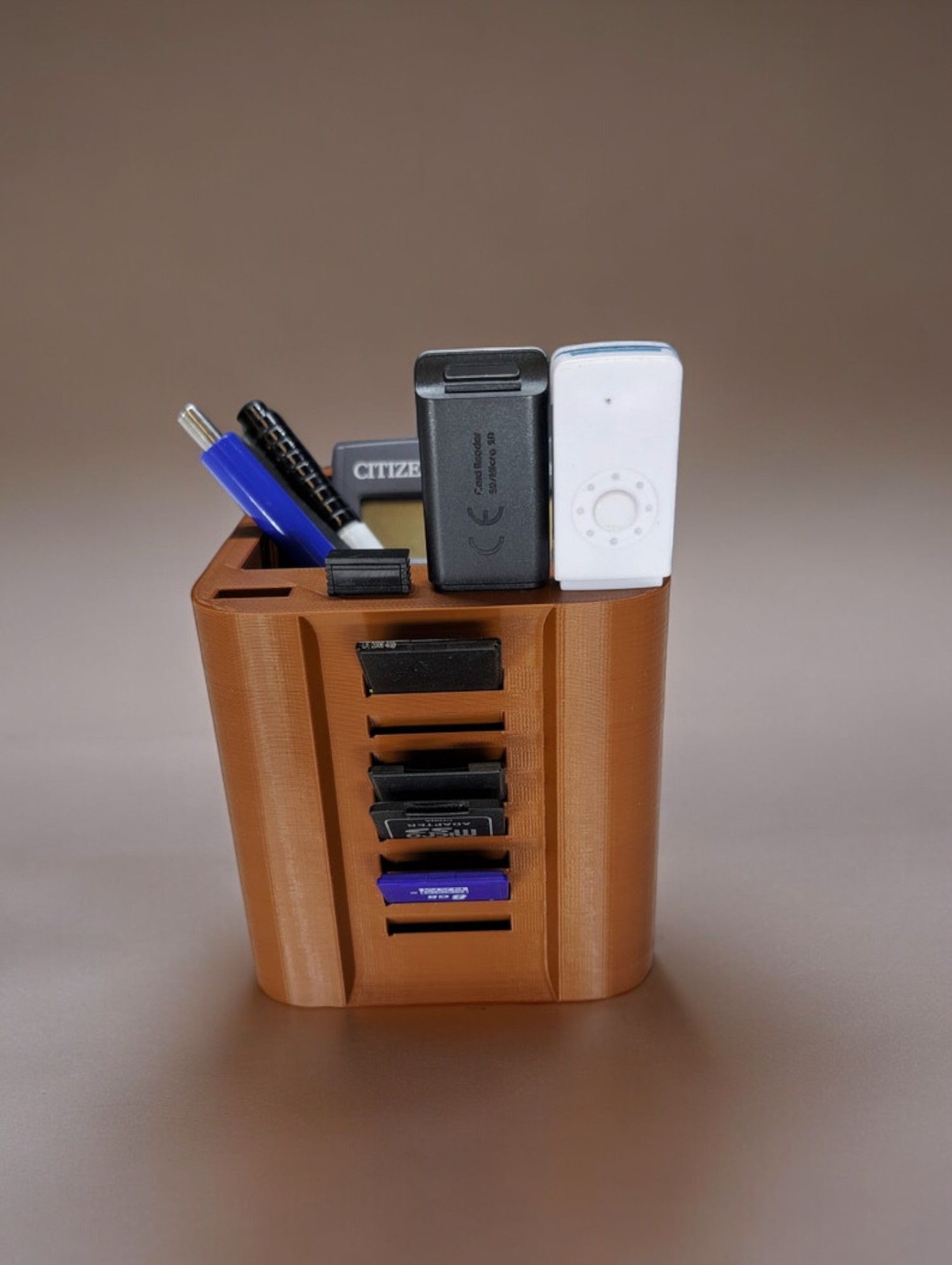Rašiklių, USB ir SD kortelių laikiklis