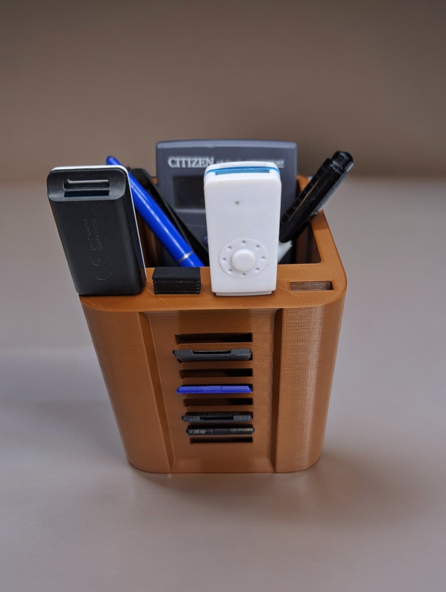 Rašiklių, USB ir SD kortelių laikiklis