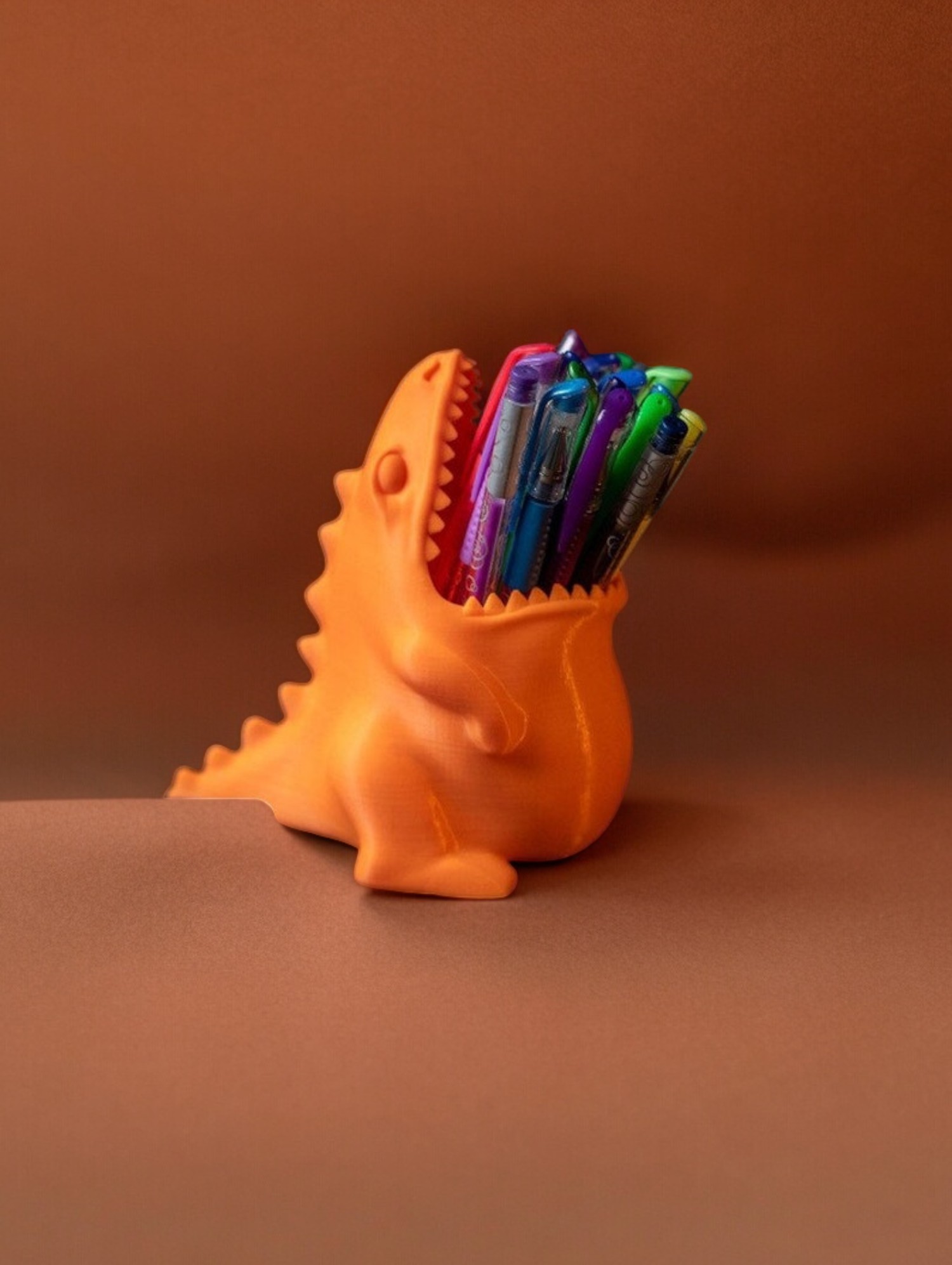 Dinozauro formos raštinės reikmenų laikiklis
