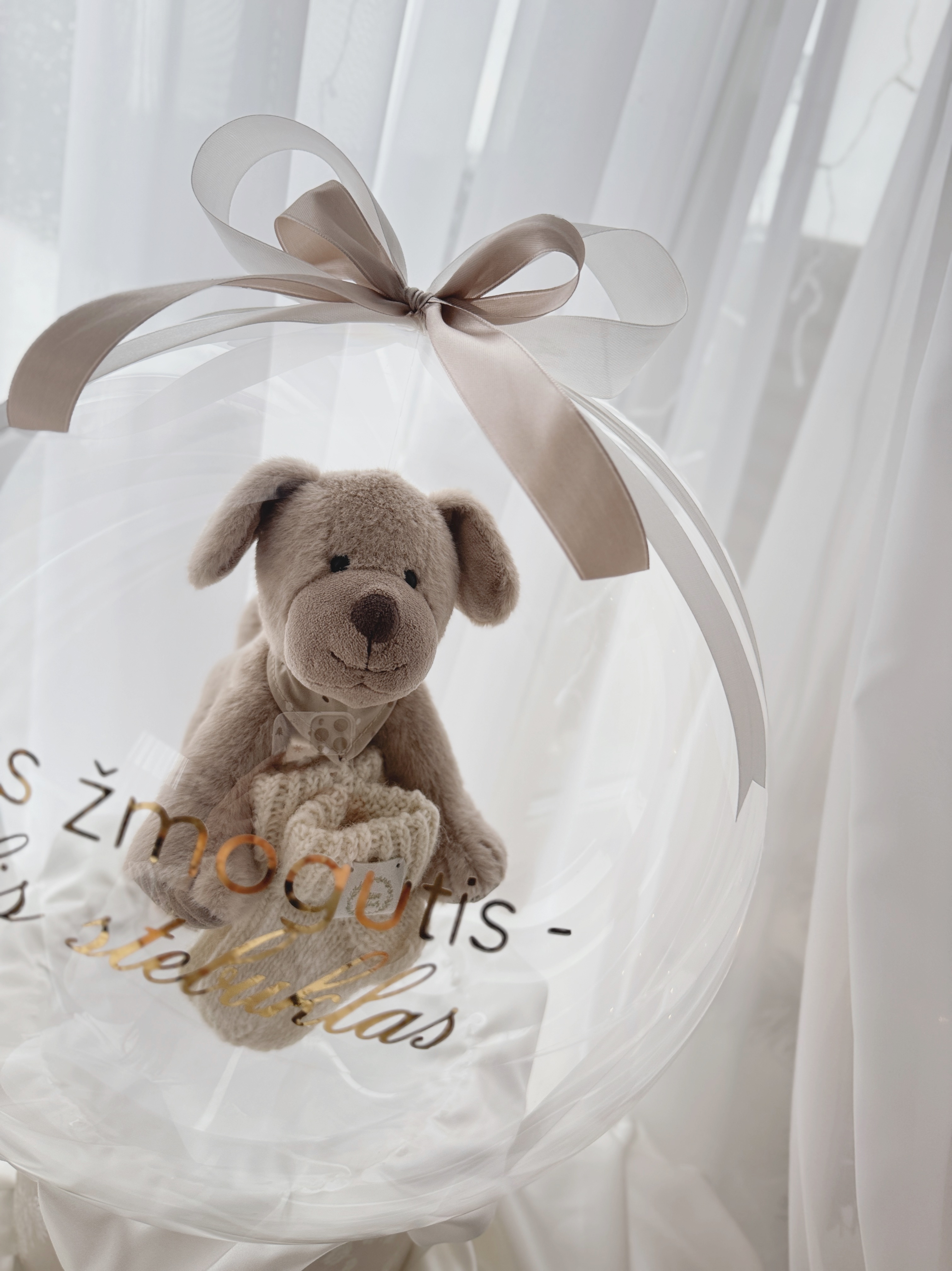 Dovana "Neutralus barškutis/žaisliukas su kojinytėmis"