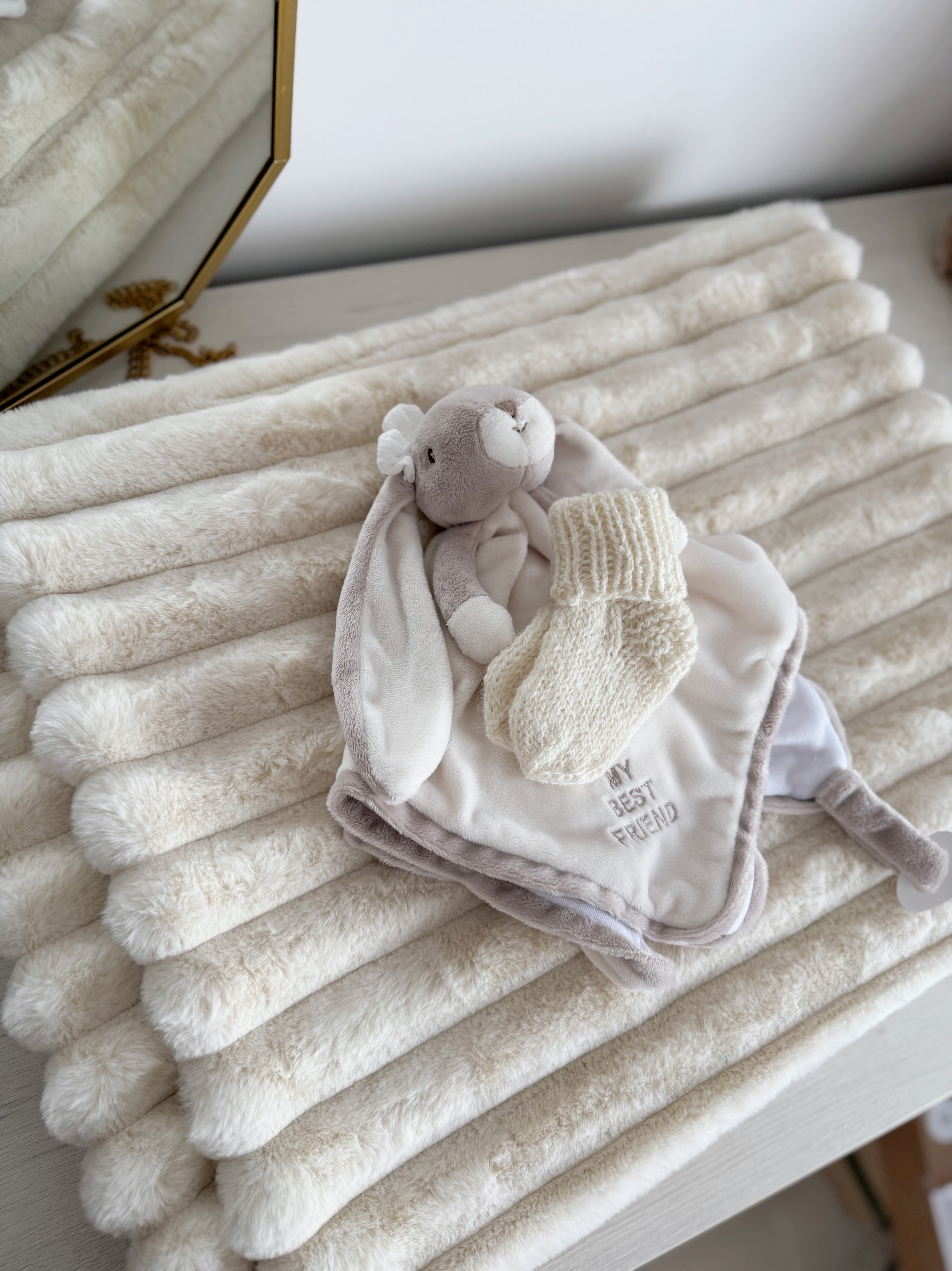 Komplektas "Zuikutis migdukas su kojinytėm"