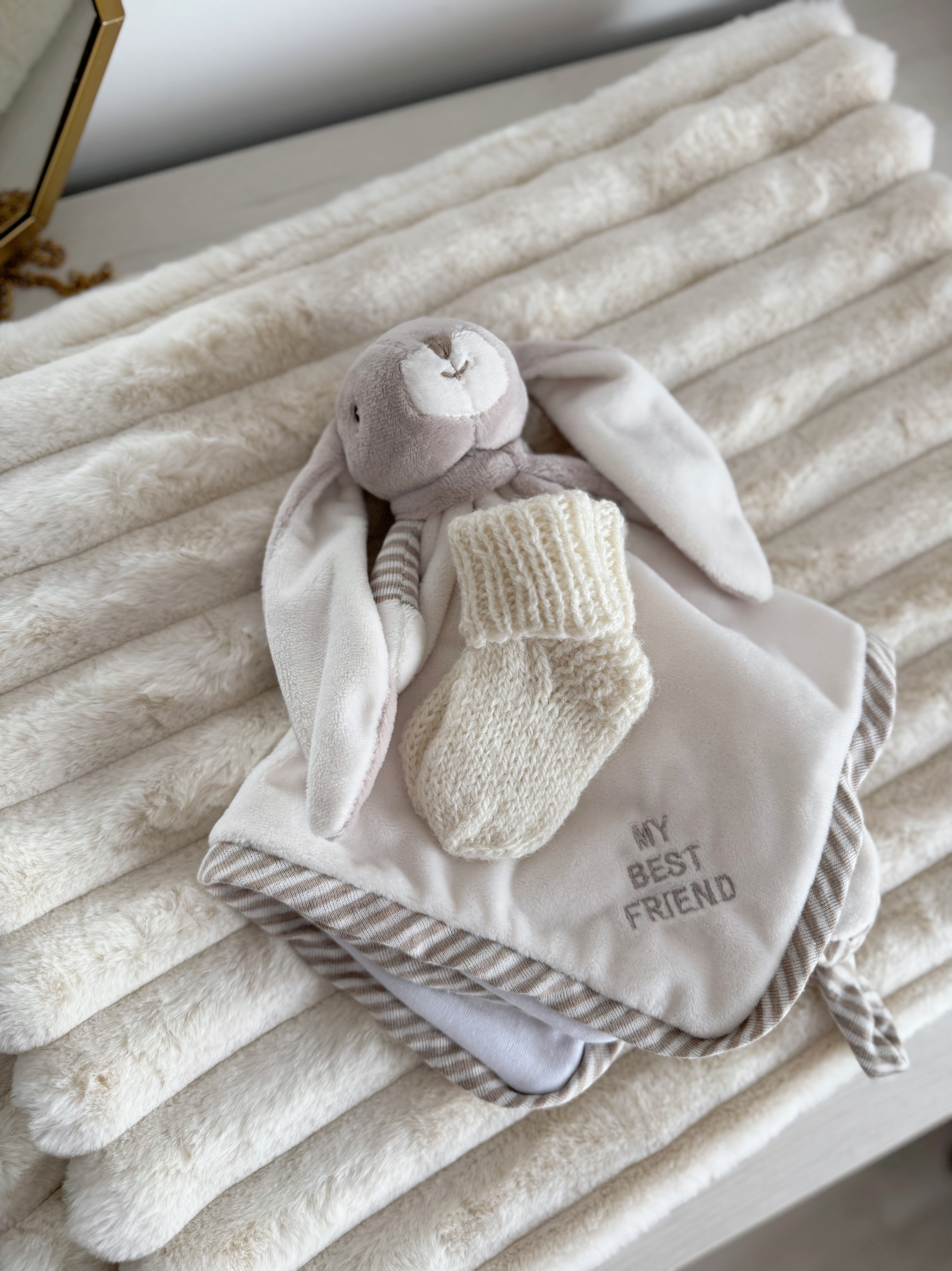 Komplektas "Zuikutis migdukas su kojinytėm"