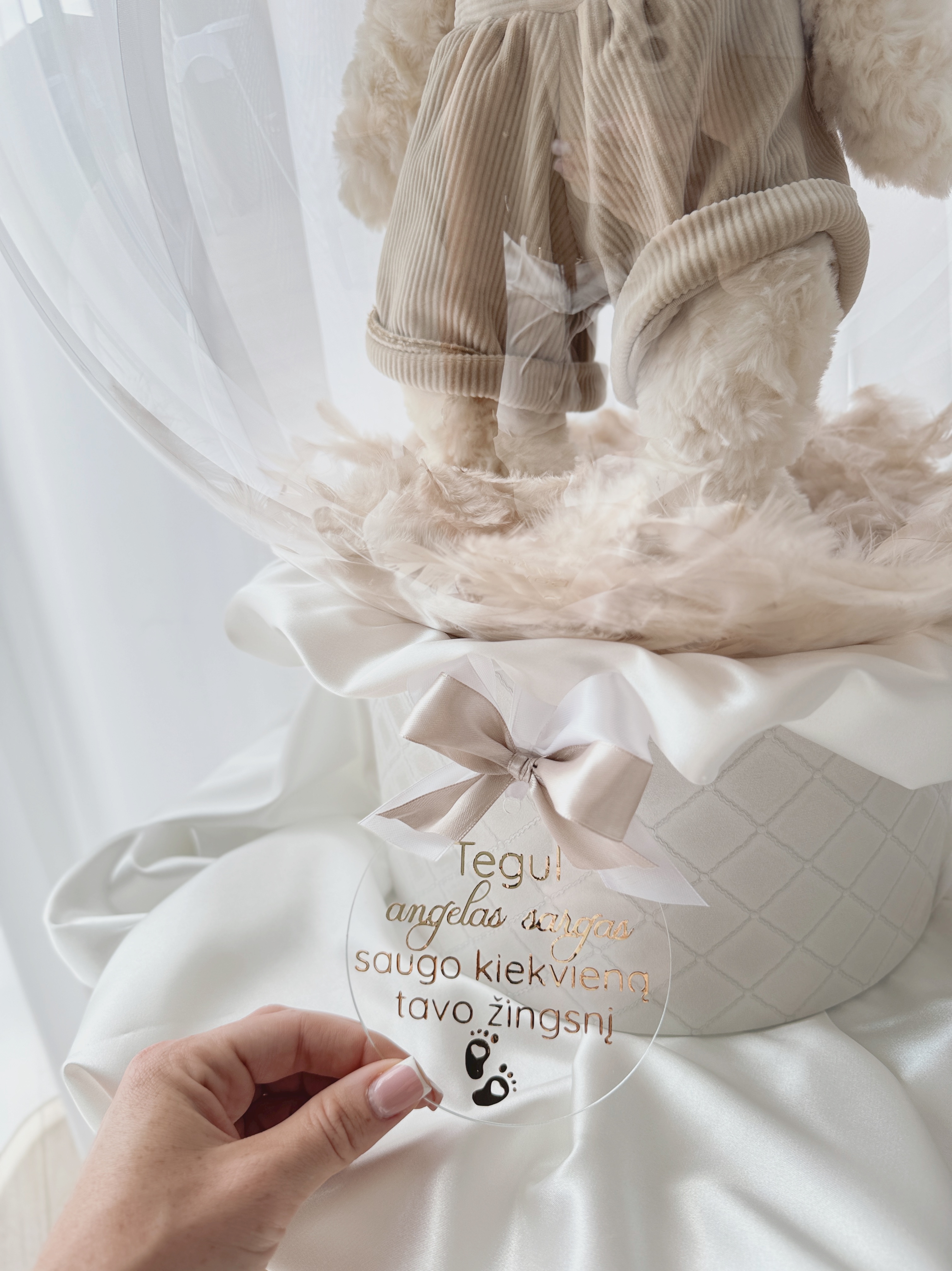 Dovana "Bukowski su kreminiu kostiumėliu"