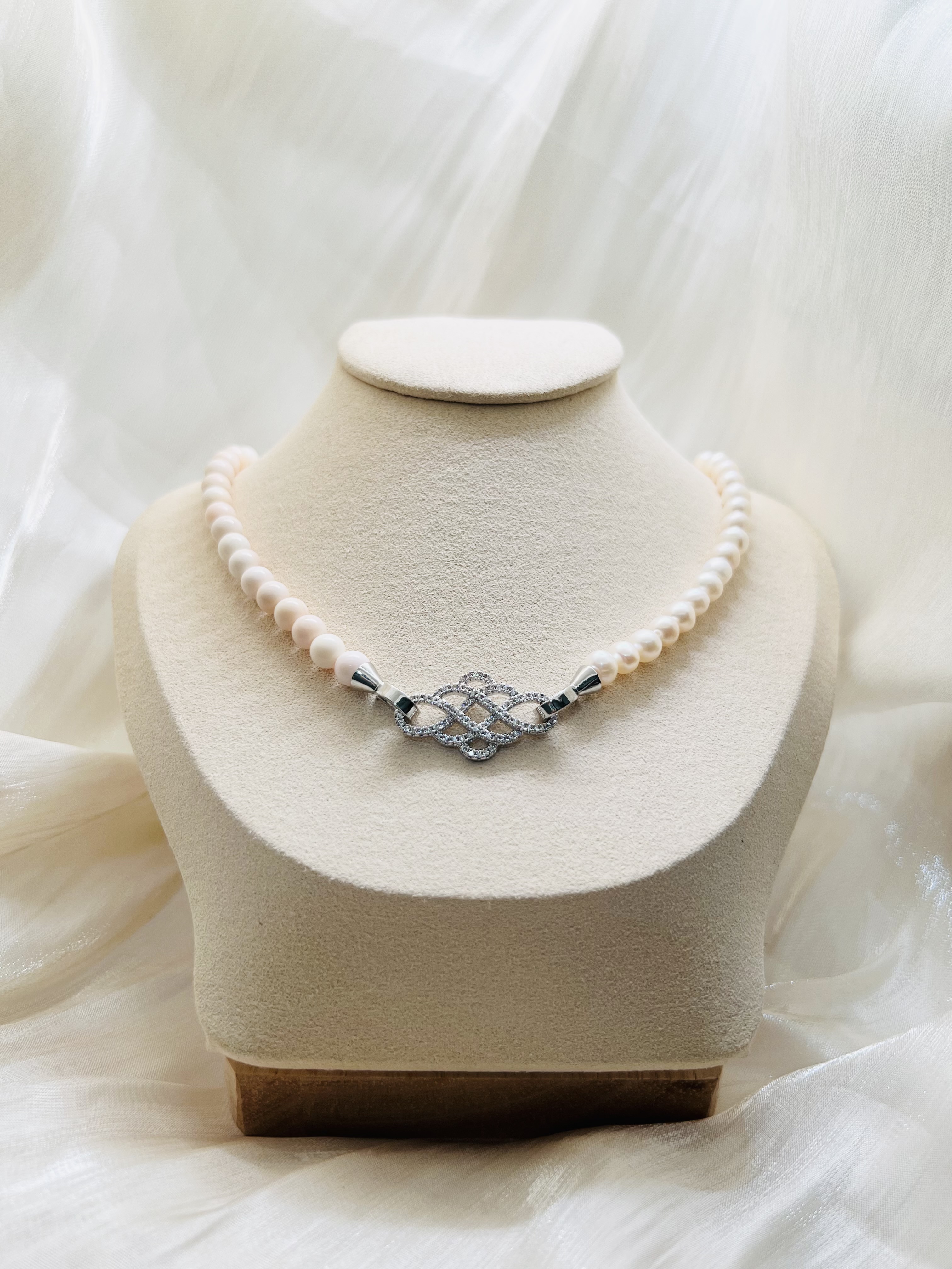 Roman Lace Necklace 