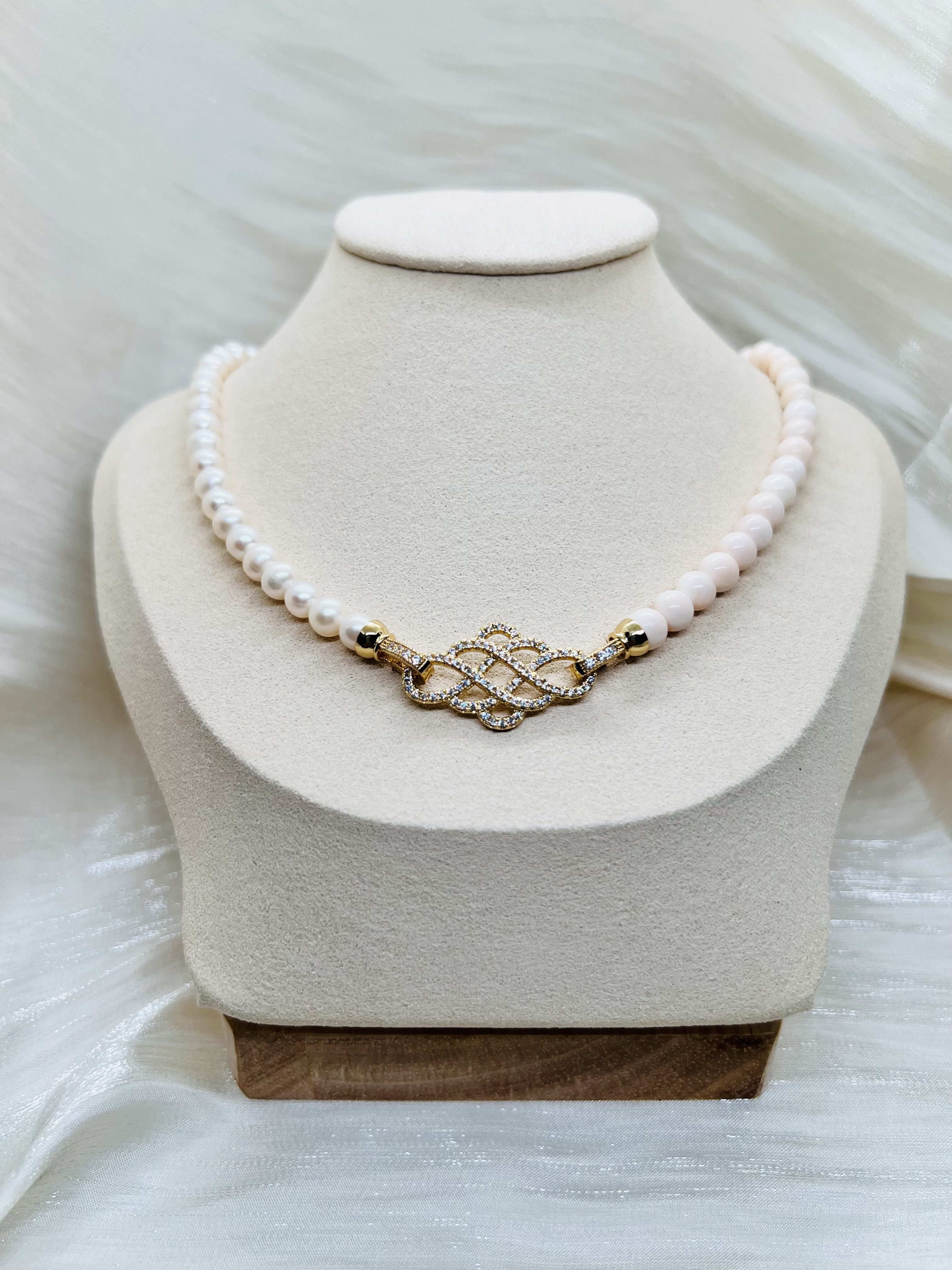 Roman Lace Necklace 