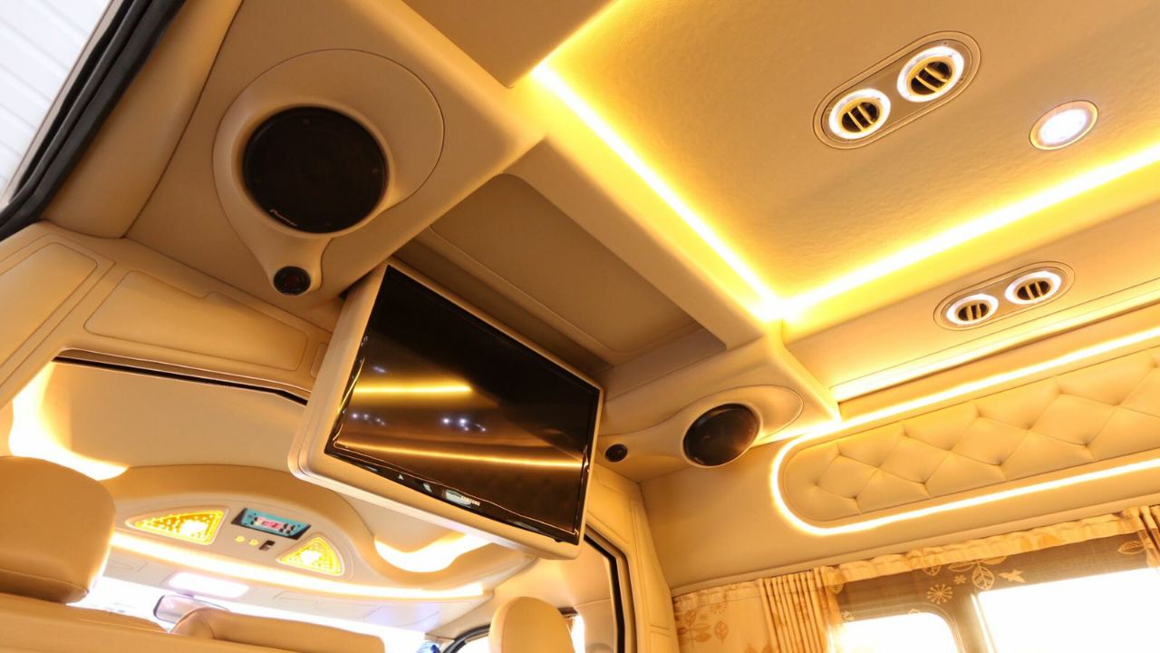 9 Seater Toyota Commuter Hiace on Rent in Mumbai