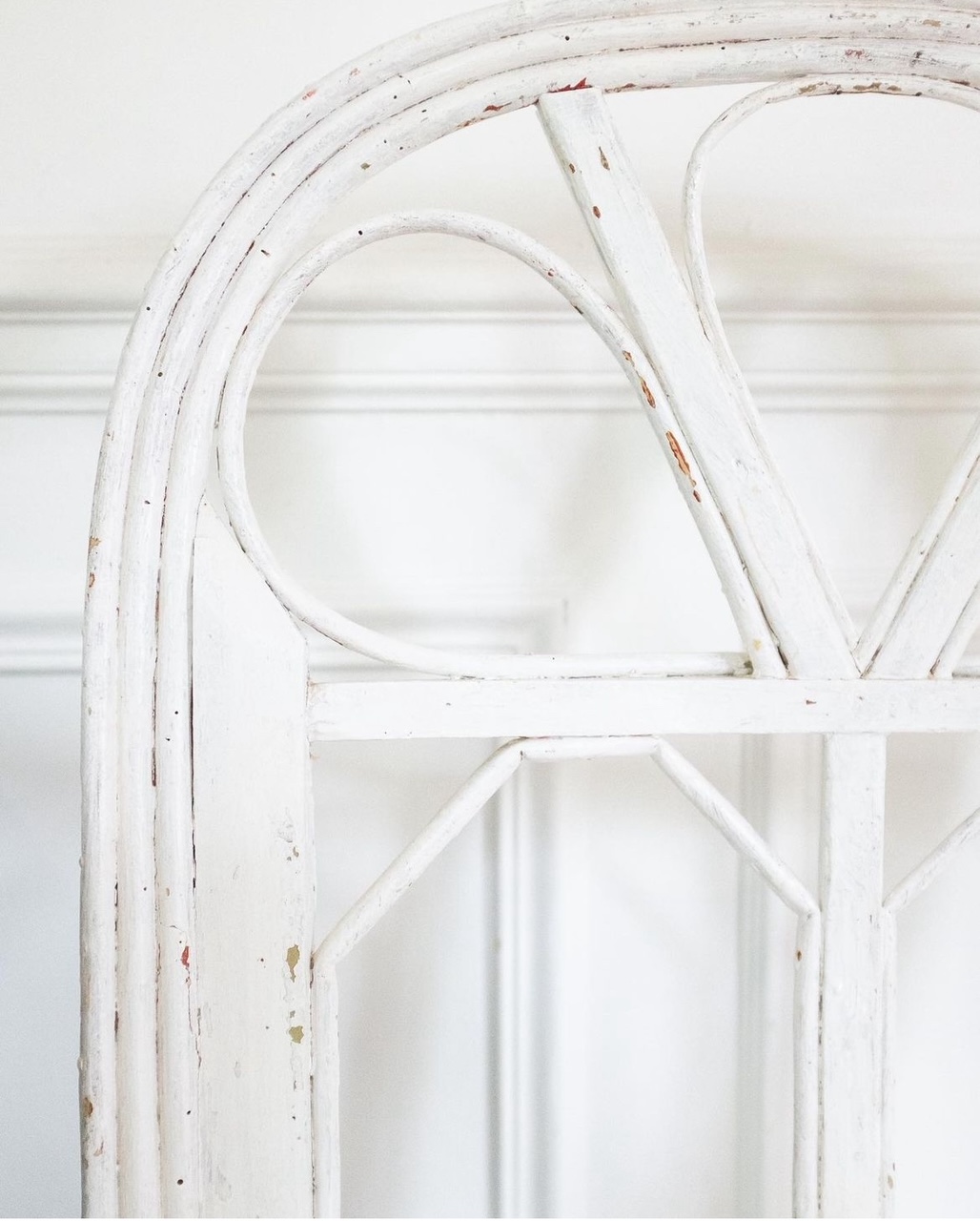 Chaise basse rotin blanc patiné