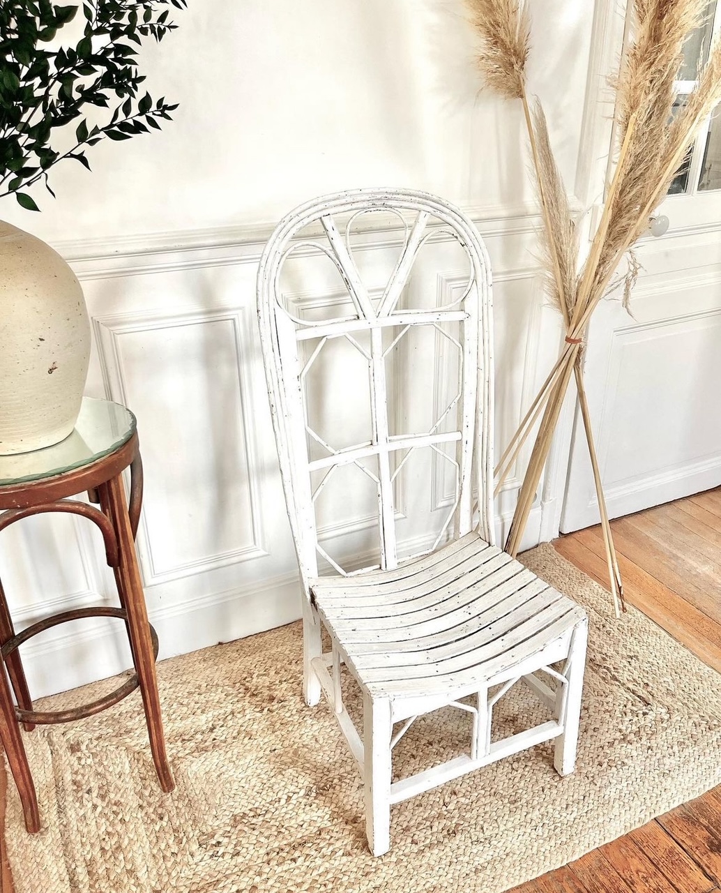 Chaise basse rotin blanc patiné