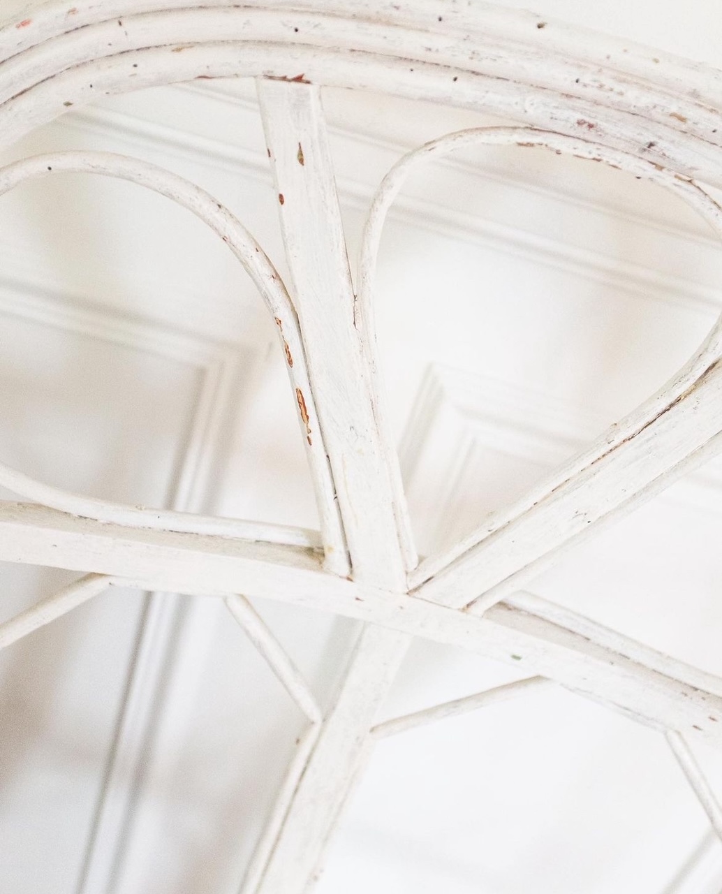 Chaise basse rotin blanc patiné